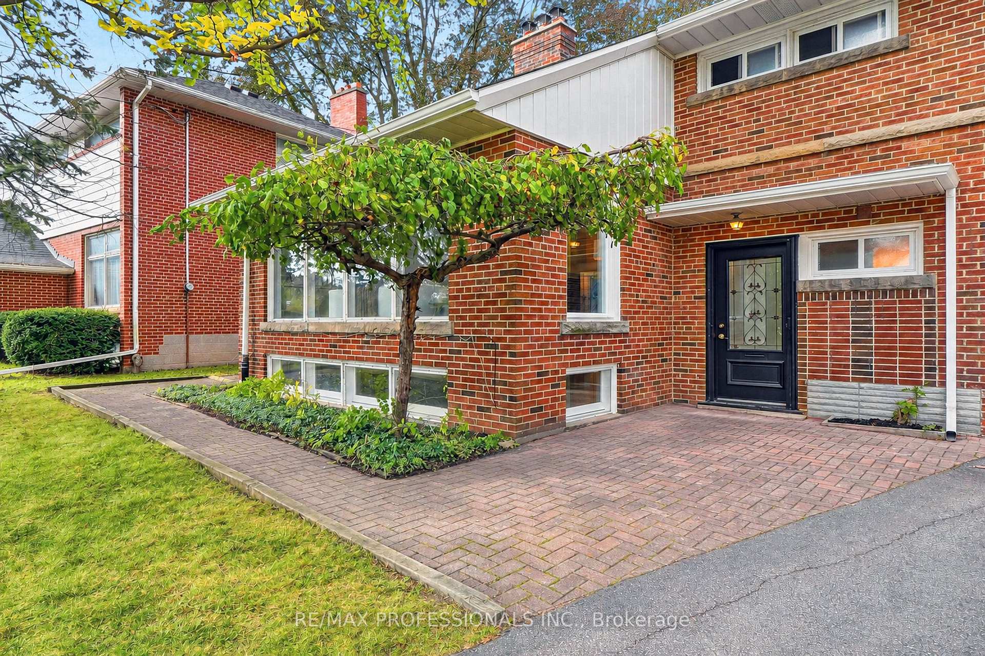 Photo 2 of 8 Northolt Court, Etobicoke, Edenbridge-Humber Valley — HOMEH