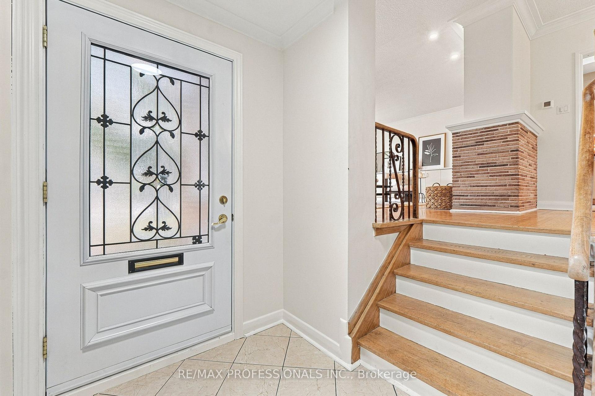 Photo 3 of 8 Northolt Court, Etobicoke, Edenbridge-Humber Valley — HOMEH