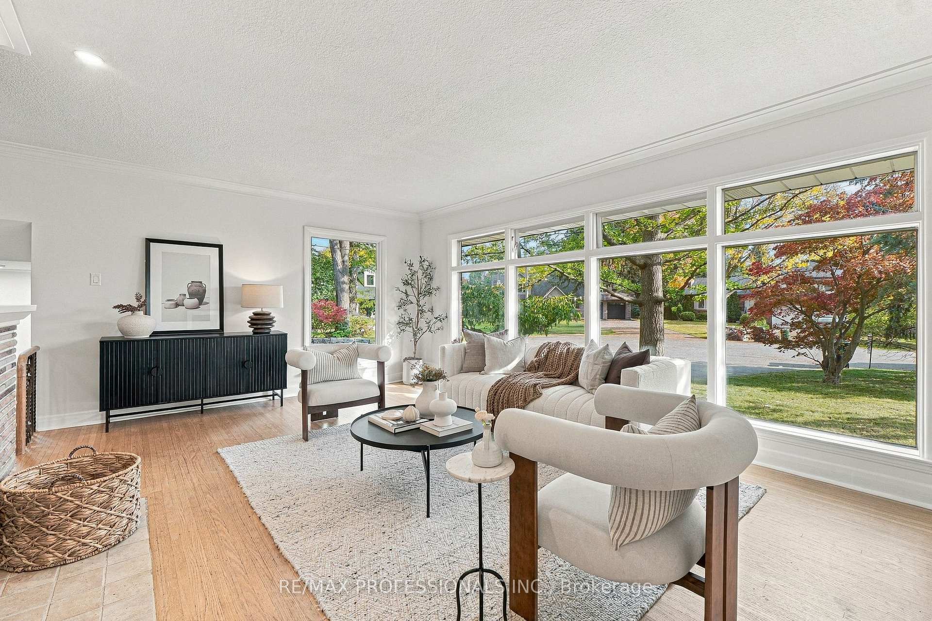 Photo 5 of 8 Northolt Court, Etobicoke, Edenbridge-Humber Valley — HOMEH