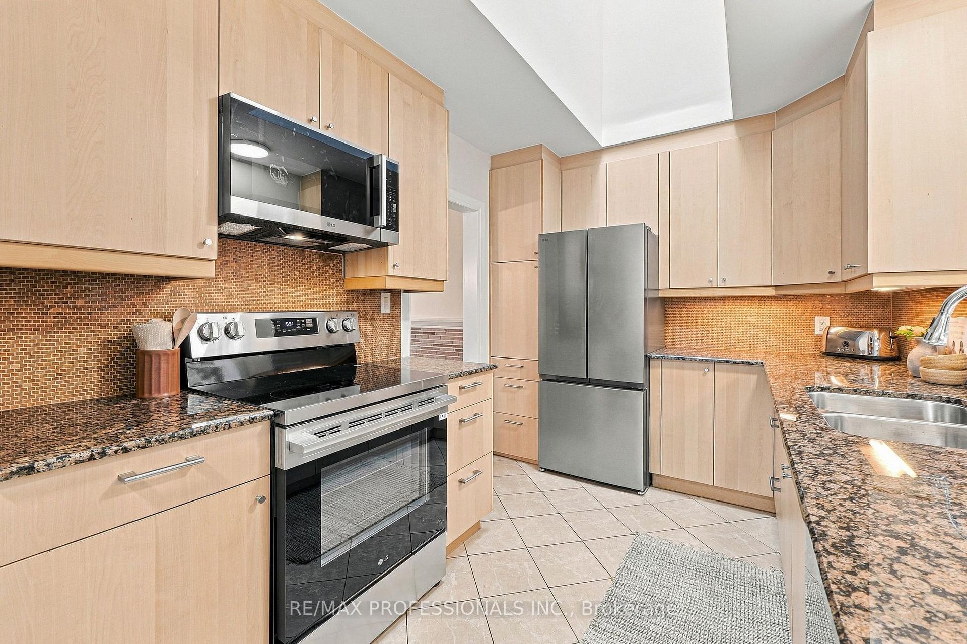 Photo 11 of 8 Northolt Court, Etobicoke, Edenbridge-Humber Valley — HOMEH