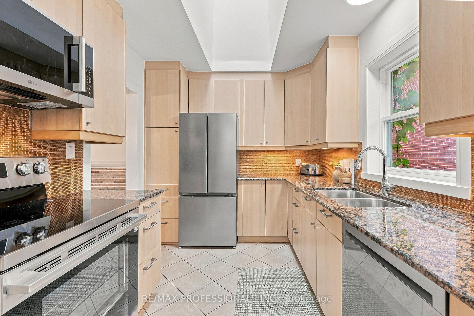Photo 12 of 8 Northolt Court, Etobicoke, Edenbridge-Humber Valley — HOMEH