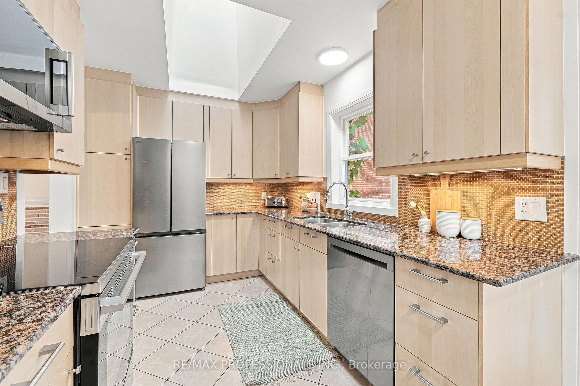 Photo 13 of 8 Northolt Court, Etobicoke, Edenbridge-Humber Valley — HOMEH