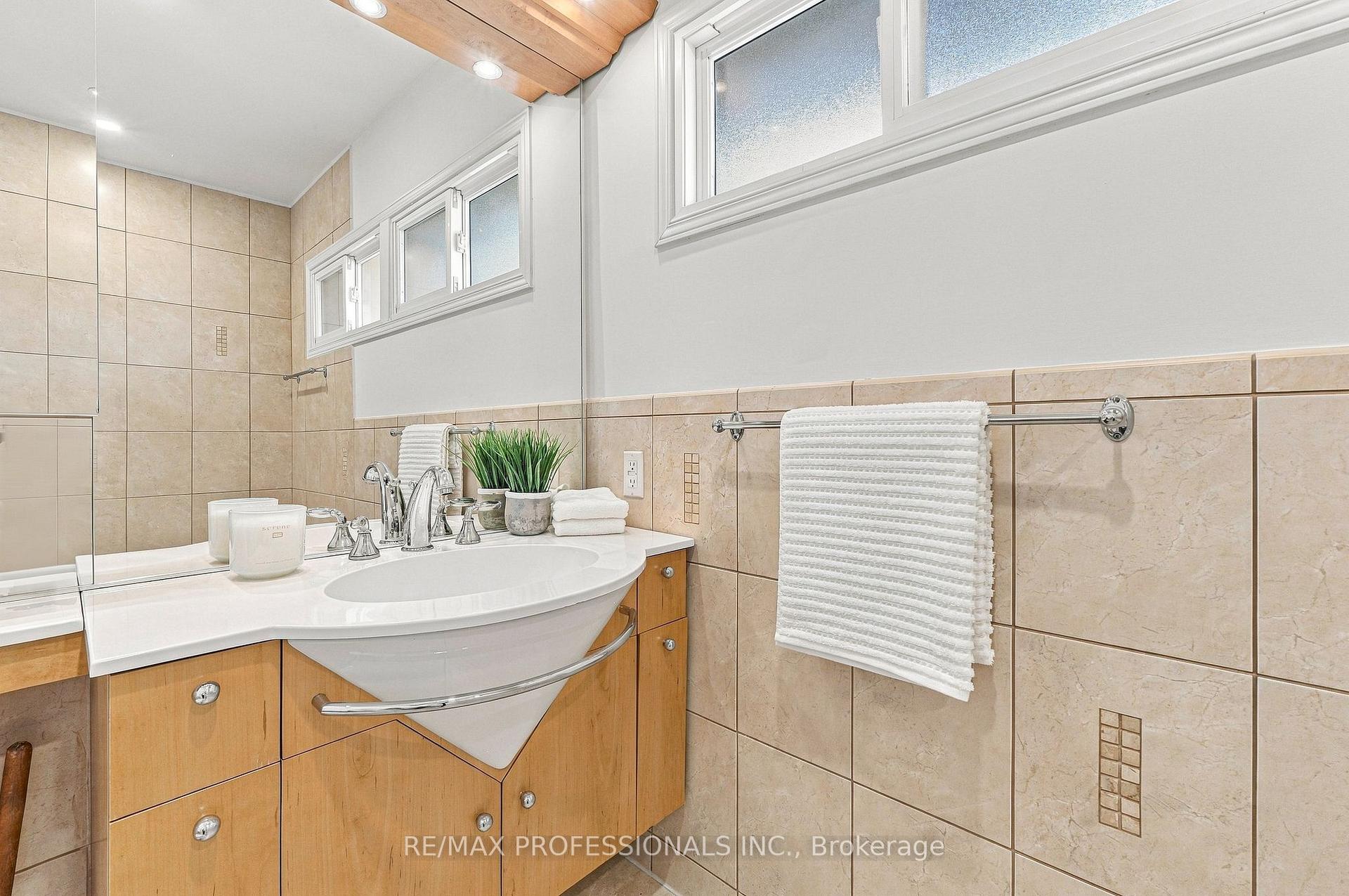 Photo 28 of 8 Northolt Court, Etobicoke, Edenbridge-Humber Valley — HOMEH
