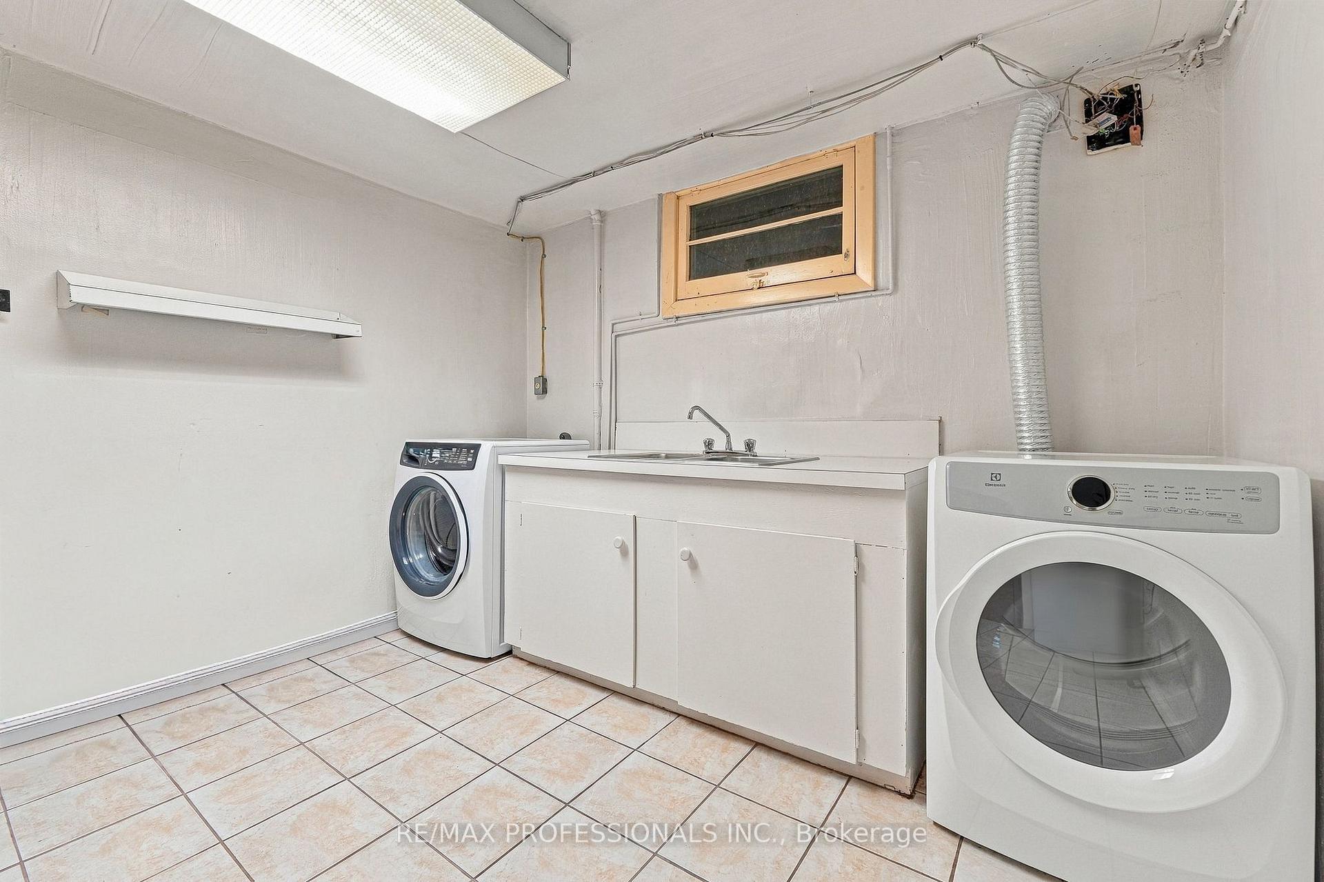 Photo 39 of 8 Northolt Court, Etobicoke, Edenbridge-Humber Valley — HOMEH