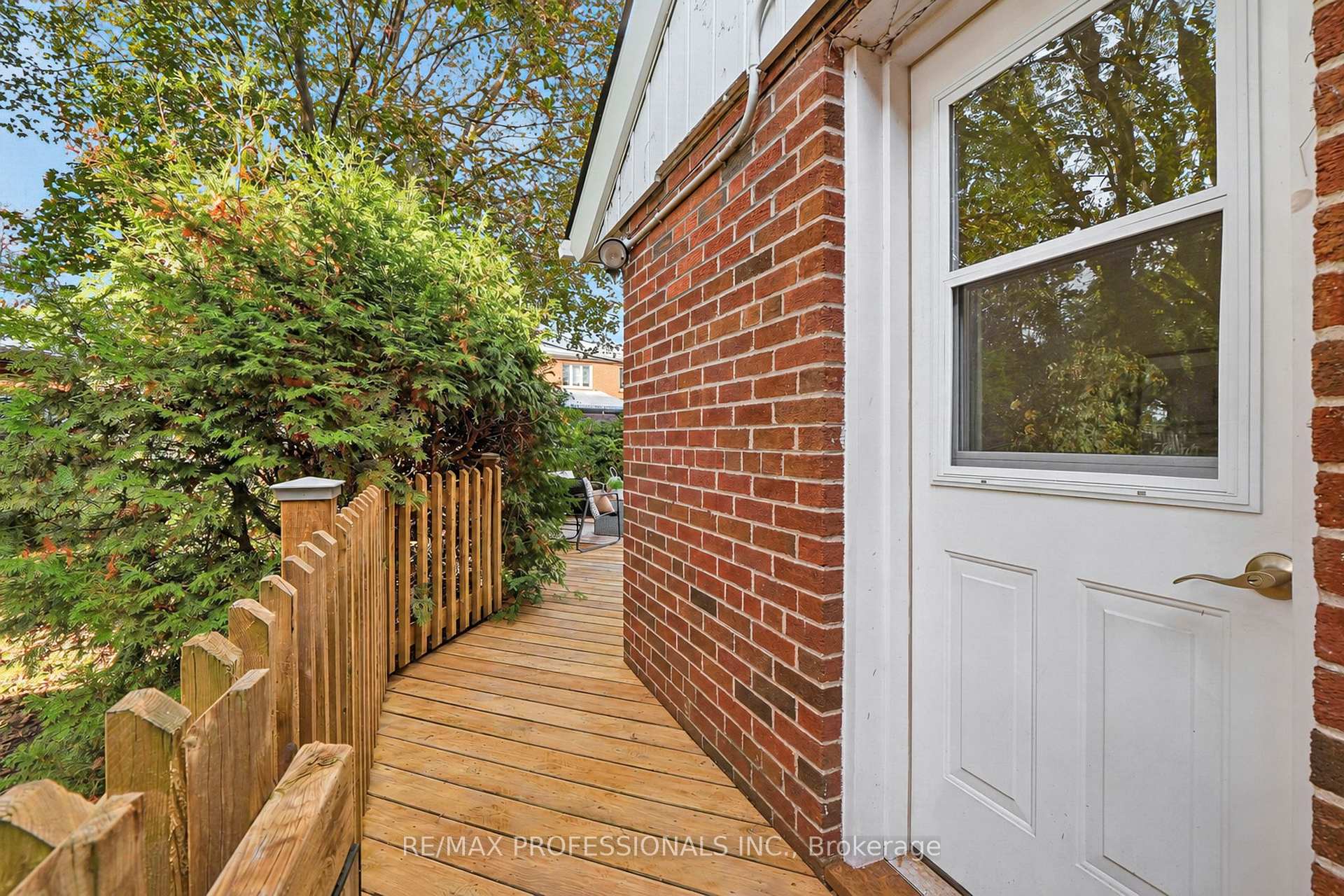 Photo 49 of 8 Northolt Court, Etobicoke, Edenbridge-Humber Valley — HOMEH