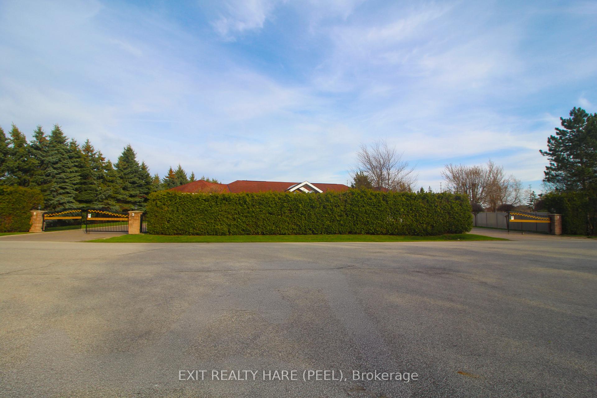 Photo 4 of 5 Glenbrook Boulevard, Brampton, Toronto Gore Rural Estate — HOMEH