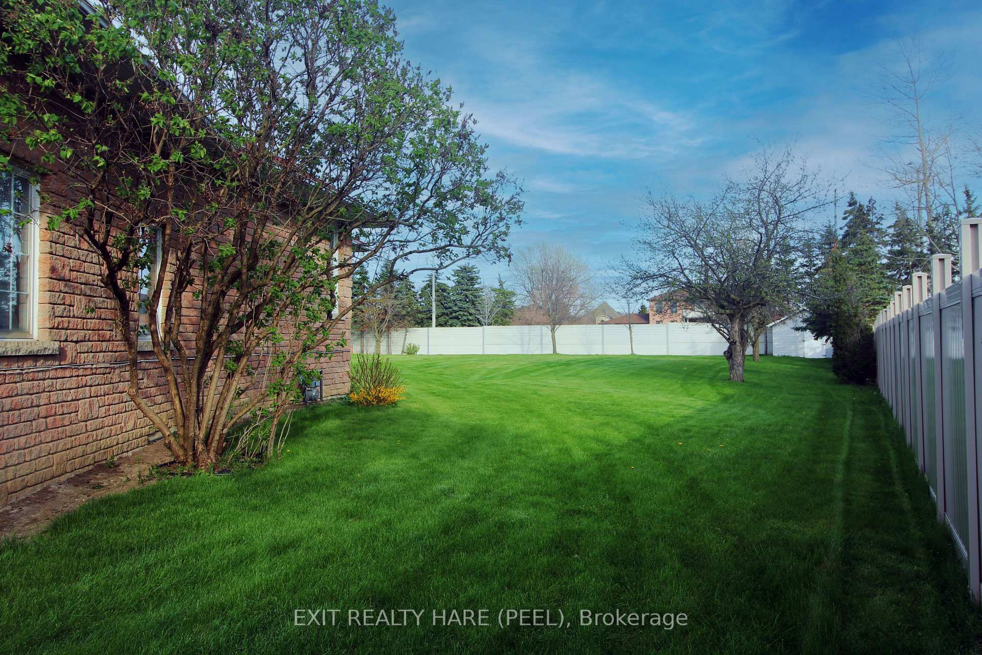 Photo 7 of 5 Glenbrook Boulevard, Brampton, Toronto Gore Rural Estate — HOMEH