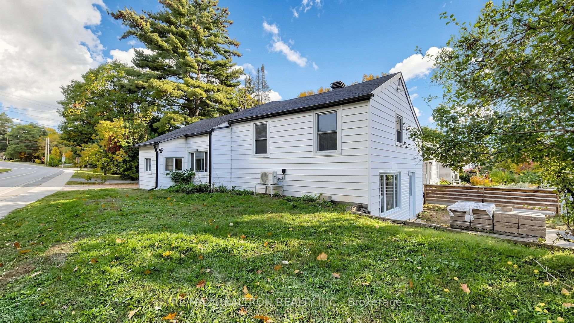 Photo 2 of 31 Isabella Street, Parry Sound — HOMEH