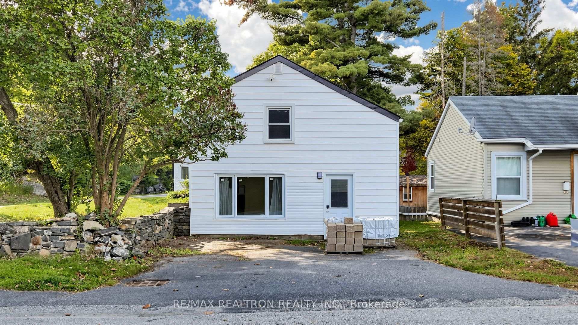 Photo 3 of 31 Isabella Street, Parry Sound — HOMEH