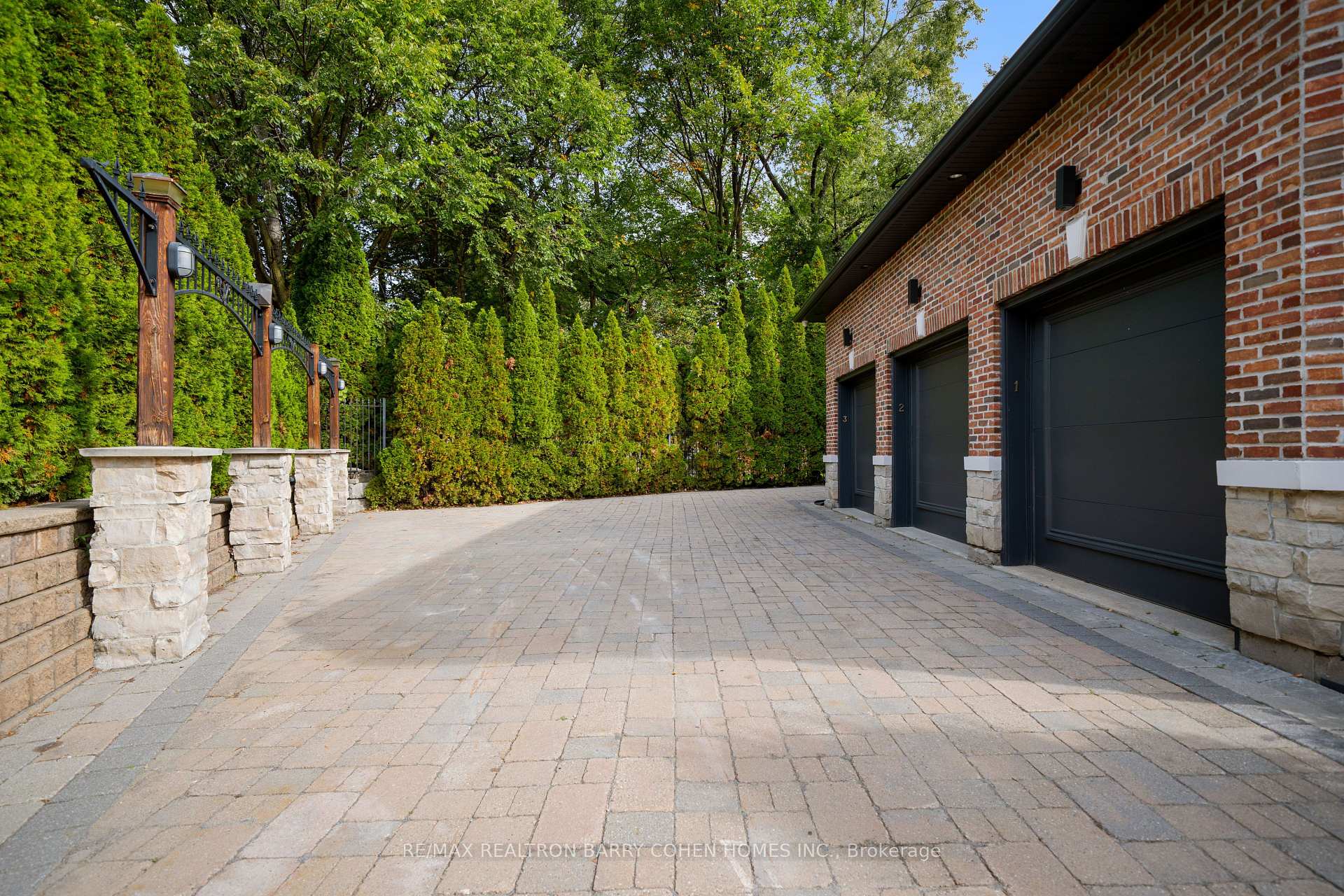Photo 6 of 13 Legacy Court, North York, St. Andrew-Windfields — HOMEH