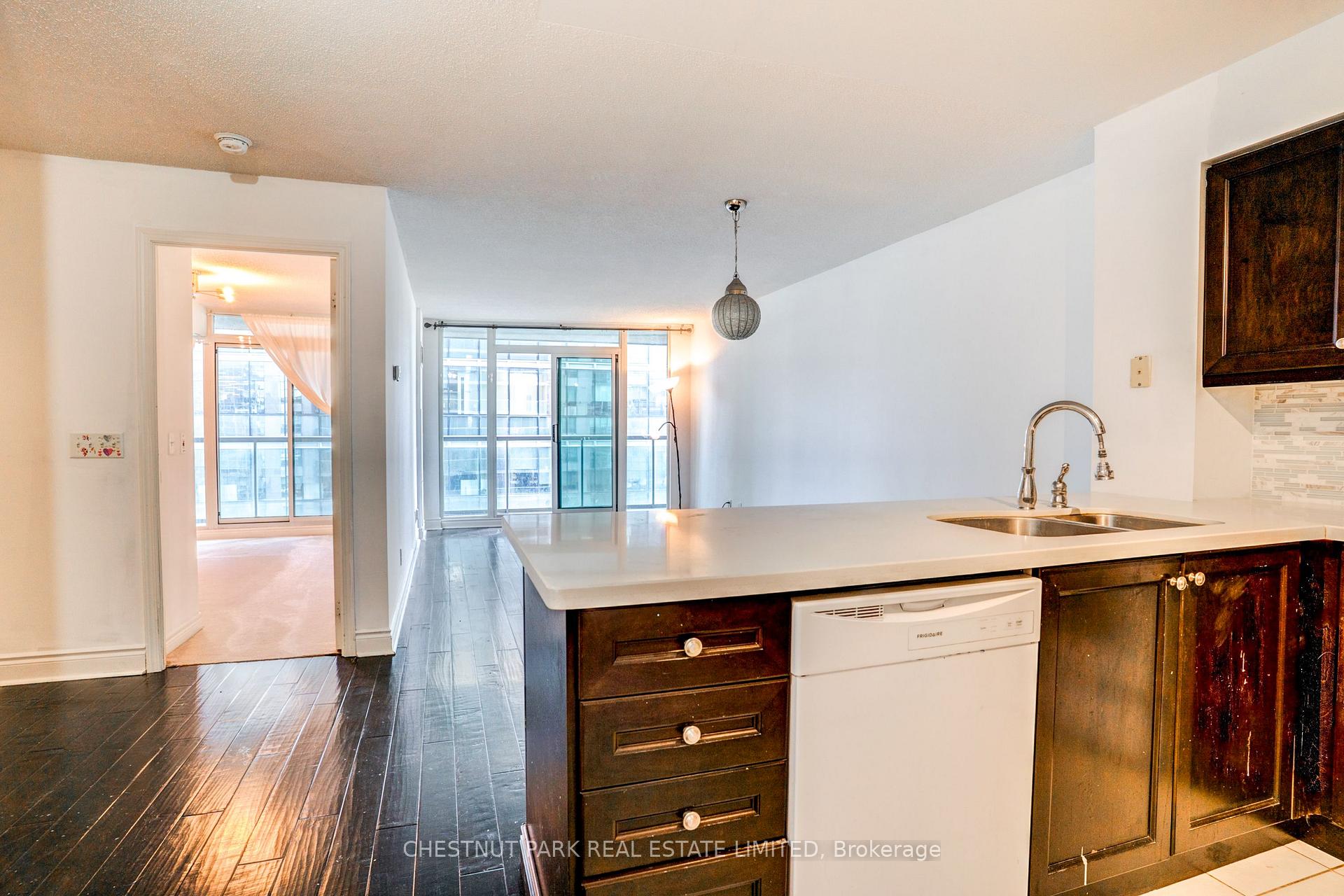 Photo 6 of Unit 1008, 30 Grand Trunk Crescent, Toronto, Waterfront Communities — HOMEH