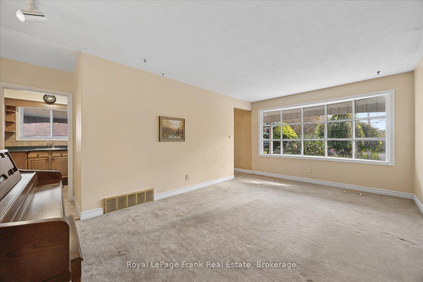 Photo 7 of 10 Sunicrest Boulevard, Clarington, Bowmanville — HOMEH