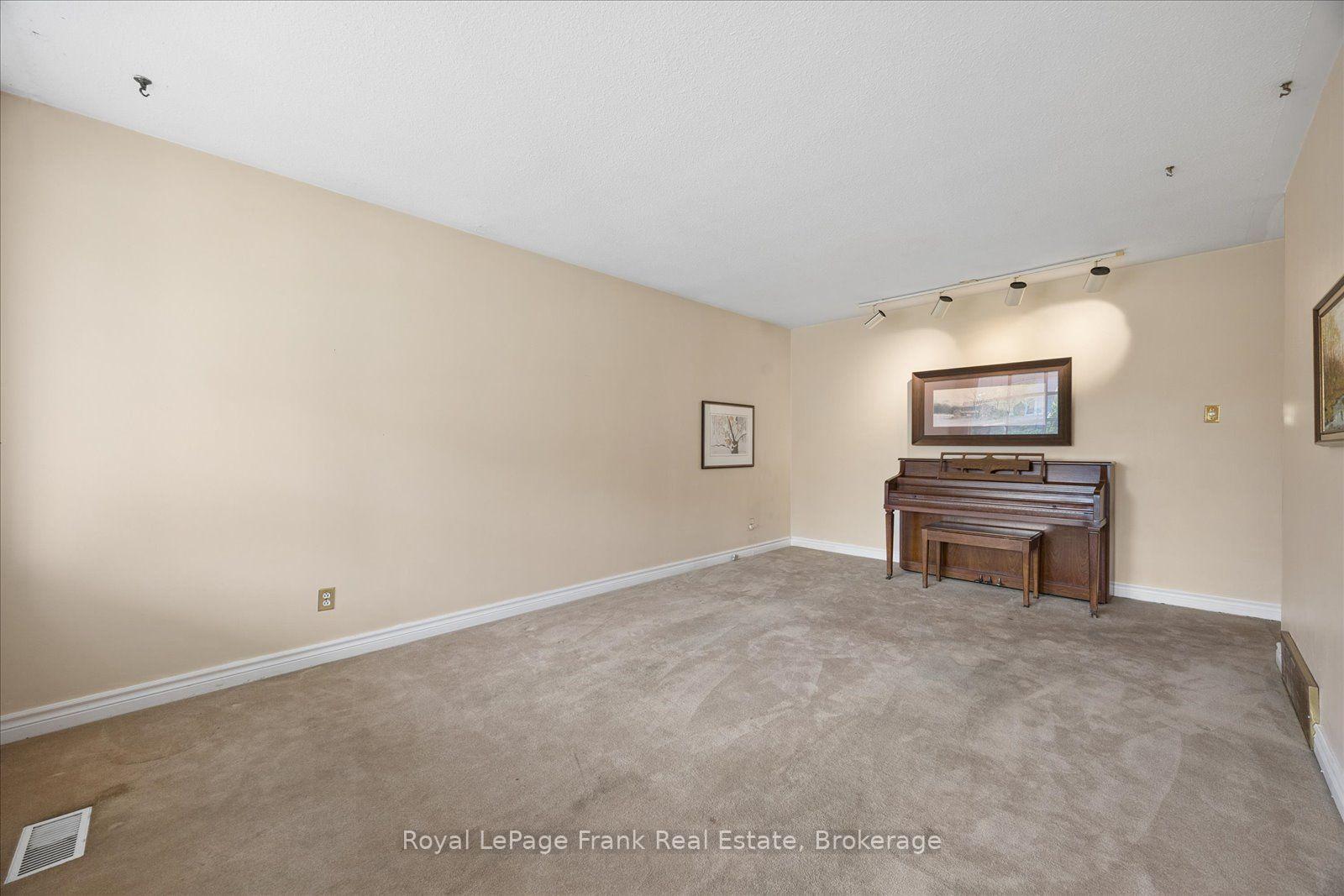 Photo 8 of 10 Sunicrest Boulevard, Clarington, Bowmanville — HOMEH