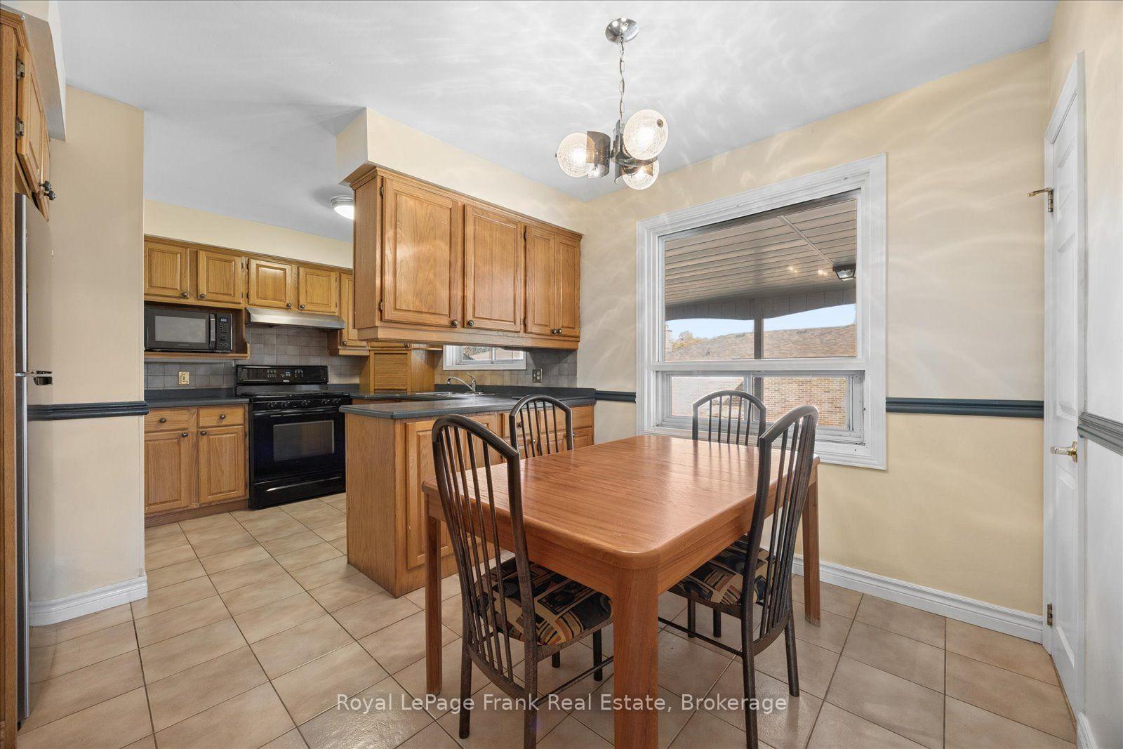 Photo 9 of 10 Sunicrest Boulevard, Clarington, Bowmanville — HOMEH