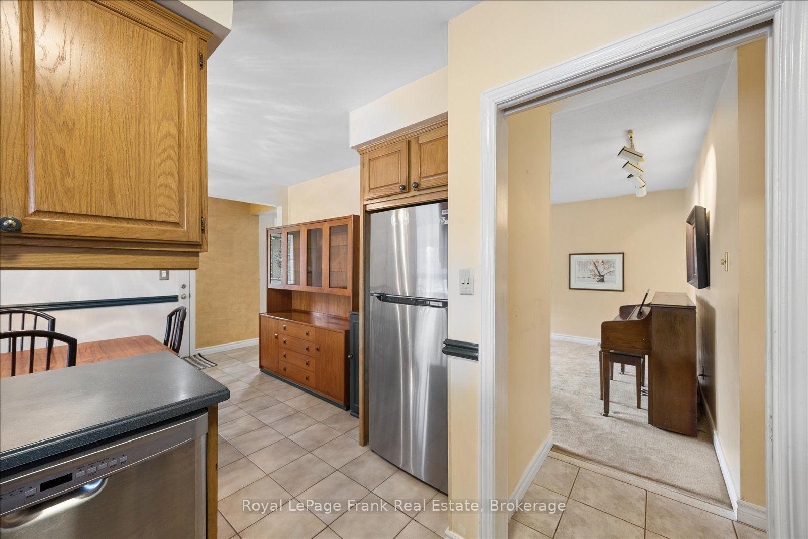 Photo 11 of 10 Sunicrest Boulevard, Clarington, Bowmanville — HOMEH