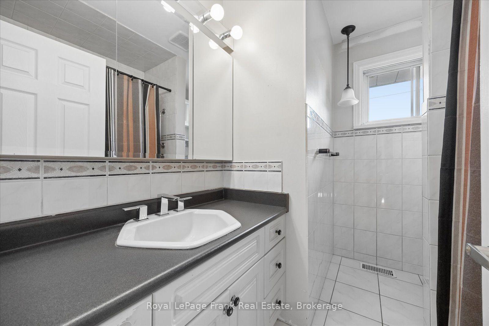 Photo 16 of 10 Sunicrest Boulevard, Clarington, Bowmanville — HOMEH