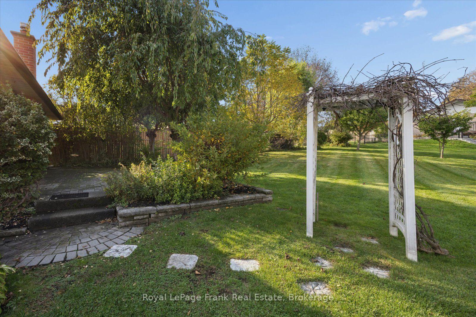 Photo 26 of 10 Sunicrest Boulevard, Clarington, Bowmanville — HOMEH