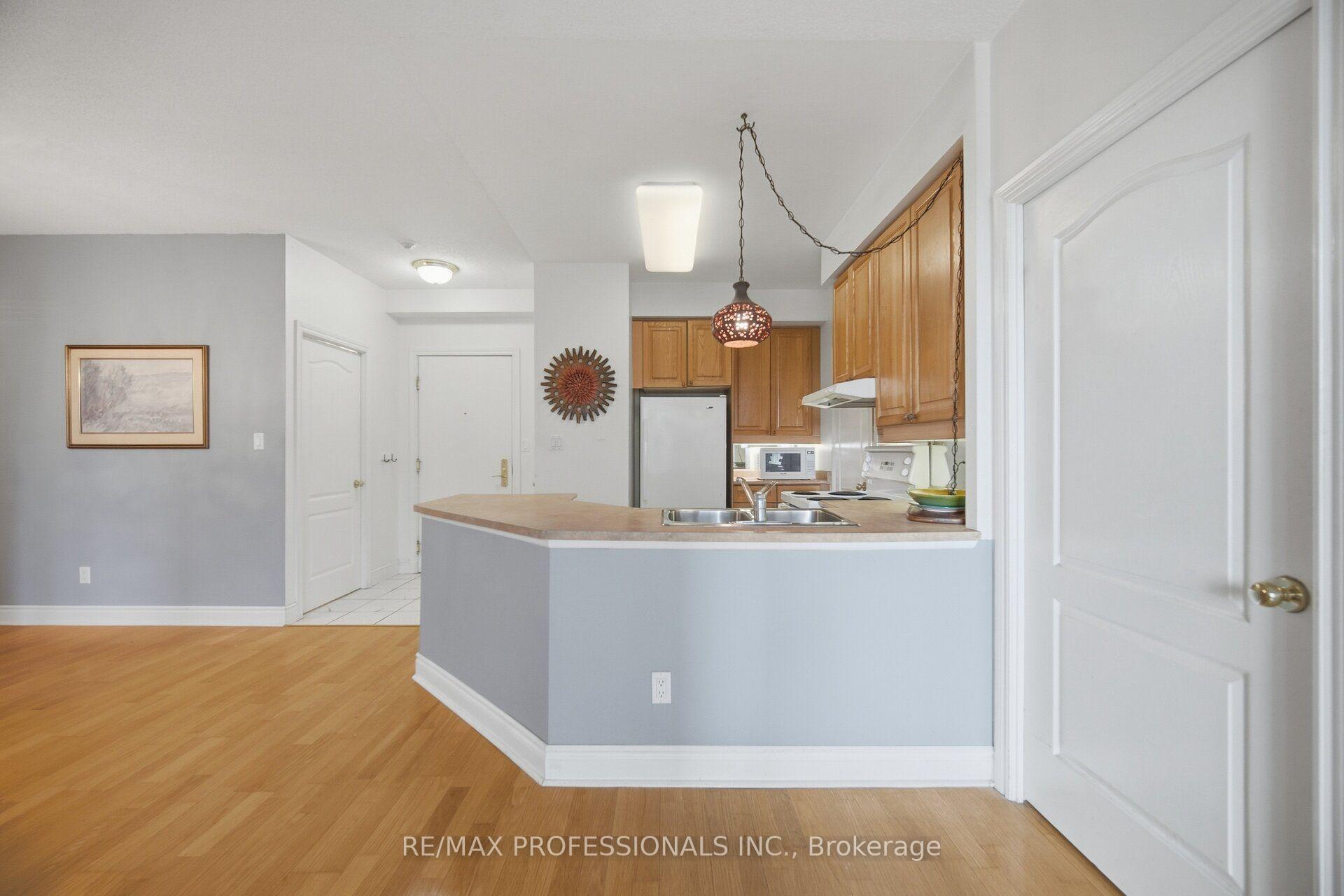Photo 7 of Unit 901, 2 Aberfoyle Crescent N, Etobicoke, Islington-City Centre West — HOMEH