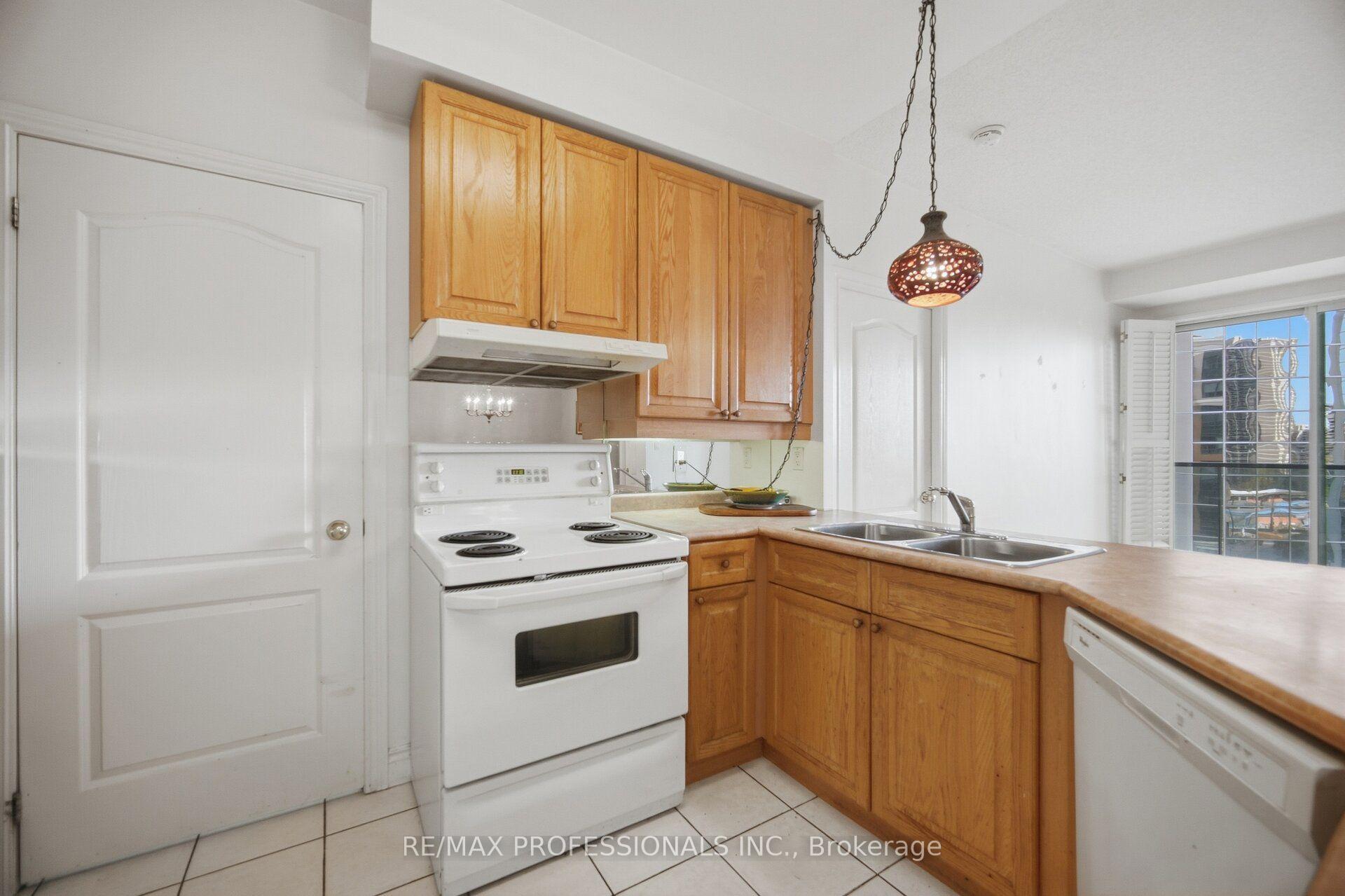 Photo 8 of Unit 901, 2 Aberfoyle Crescent N, Etobicoke, Islington-City Centre West — HOMEH
