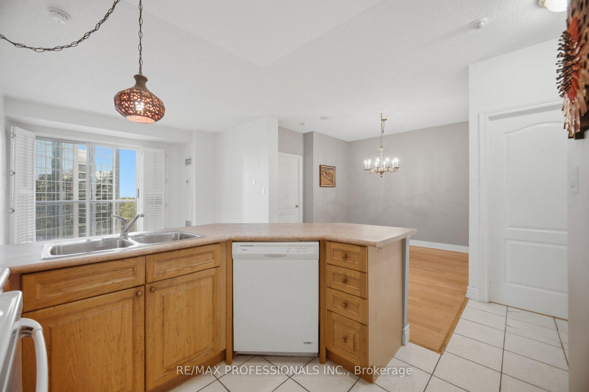 Photo 9 of Unit 901, 2 Aberfoyle Crescent N, Etobicoke, Islington-City Centre West — HOMEH