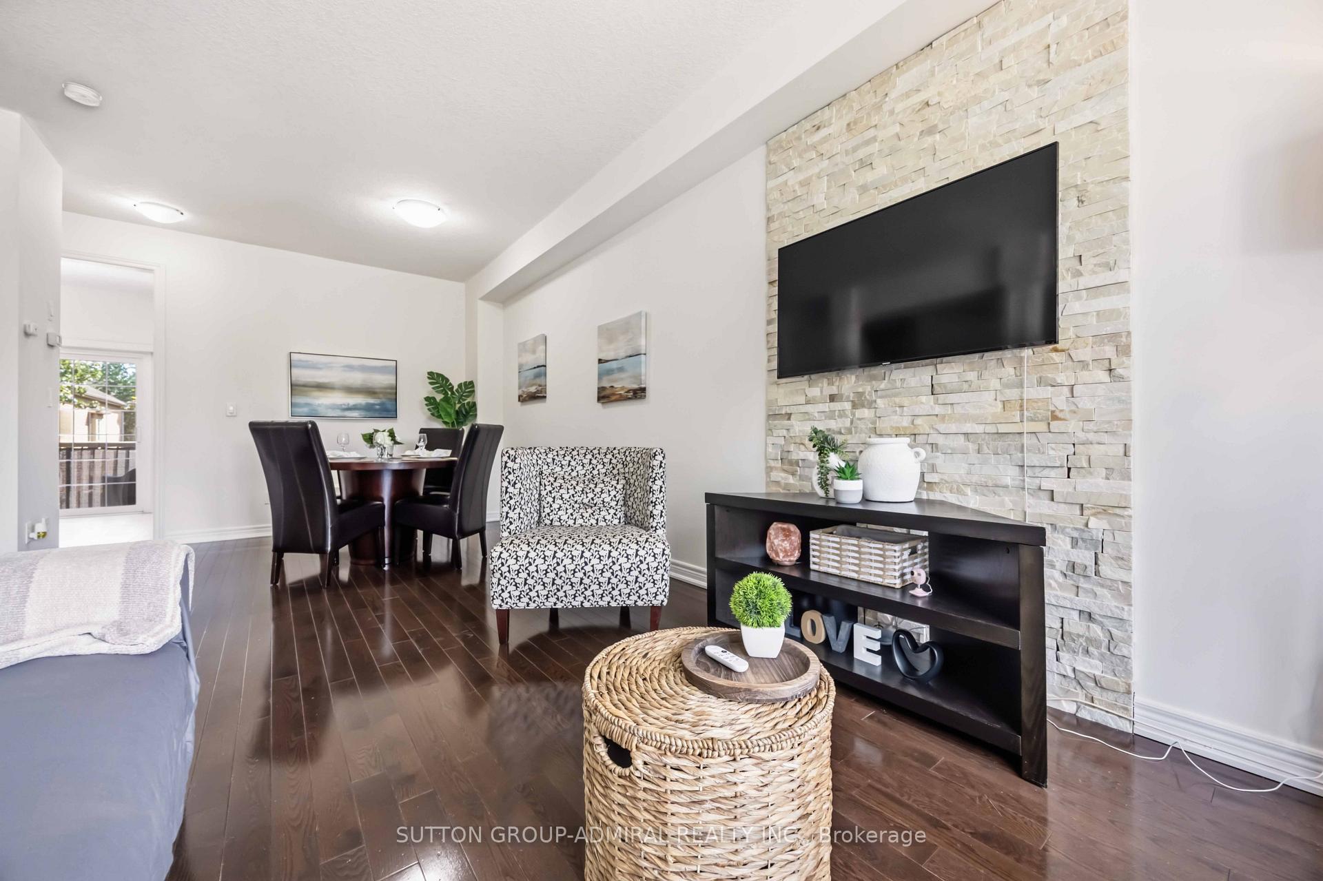 Photo 6 of Unit 4, 71 Puccini Drive, Richmond Hill, Oak Ridges — HOMEH