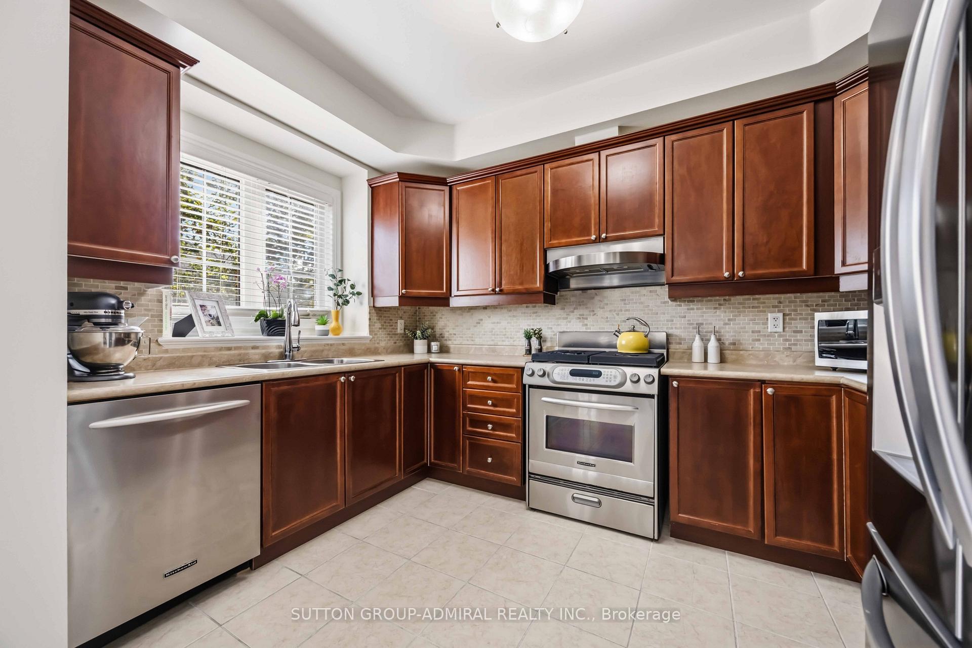 Photo 11 of Unit 4, 71 Puccini Drive, Richmond Hill, Oak Ridges — HOMEH