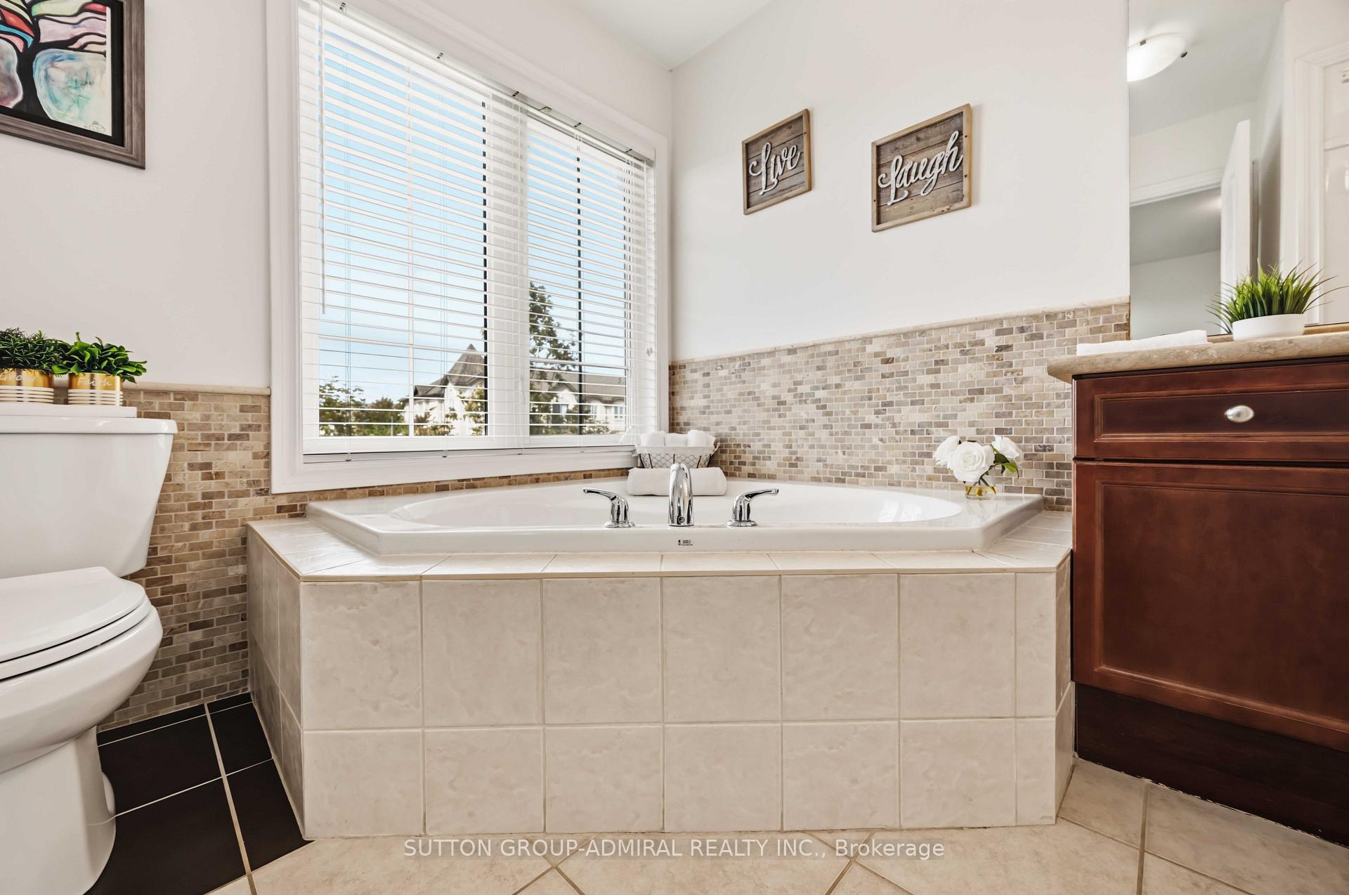 Photo 22 of Unit 4, 71 Puccini Drive, Richmond Hill, Oak Ridges — HOMEH