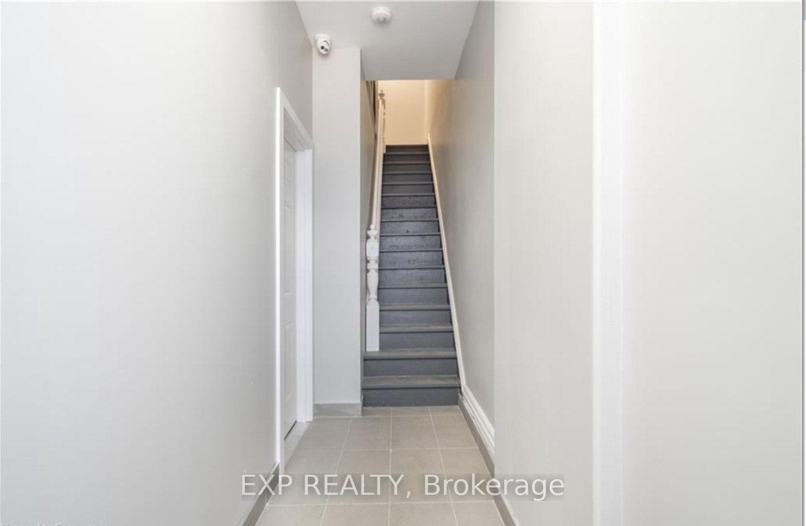 Photo 2 of Unit 1, 102 Wellington Street N, Hamilton, Landsdale — HOMEH