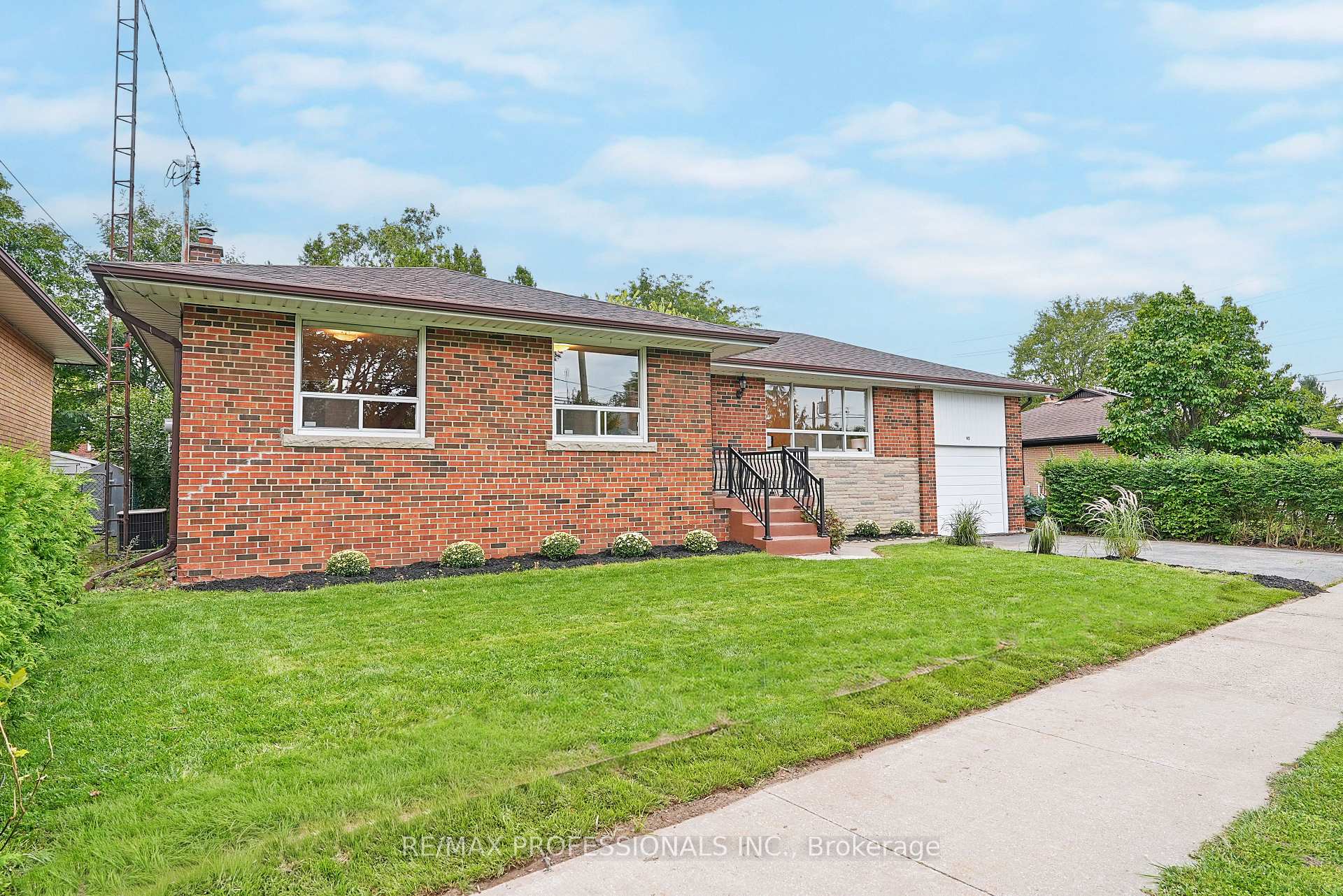 Photo 2 of 45 Fernalroy Boulevard, Etobicoke, Stonegate-Queensway — HOMEH