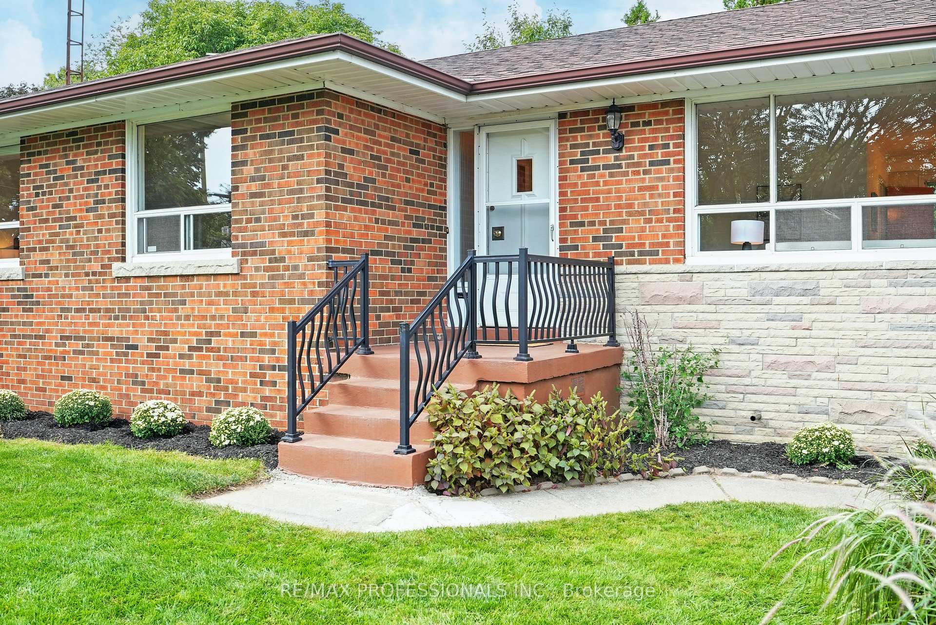 Photo 3 of 45 Fernalroy Boulevard, Etobicoke, Stonegate-Queensway — HOMEH
