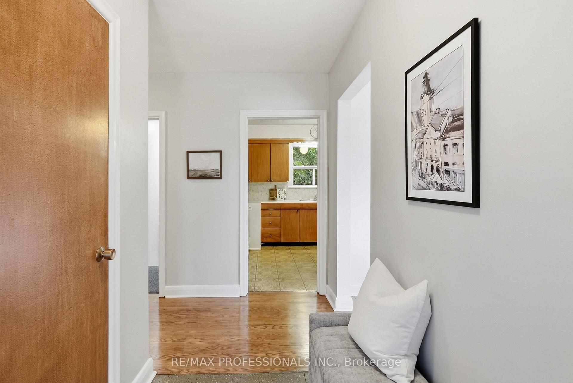 Photo 4 of 45 Fernalroy Boulevard, Etobicoke, Stonegate-Queensway — HOMEH