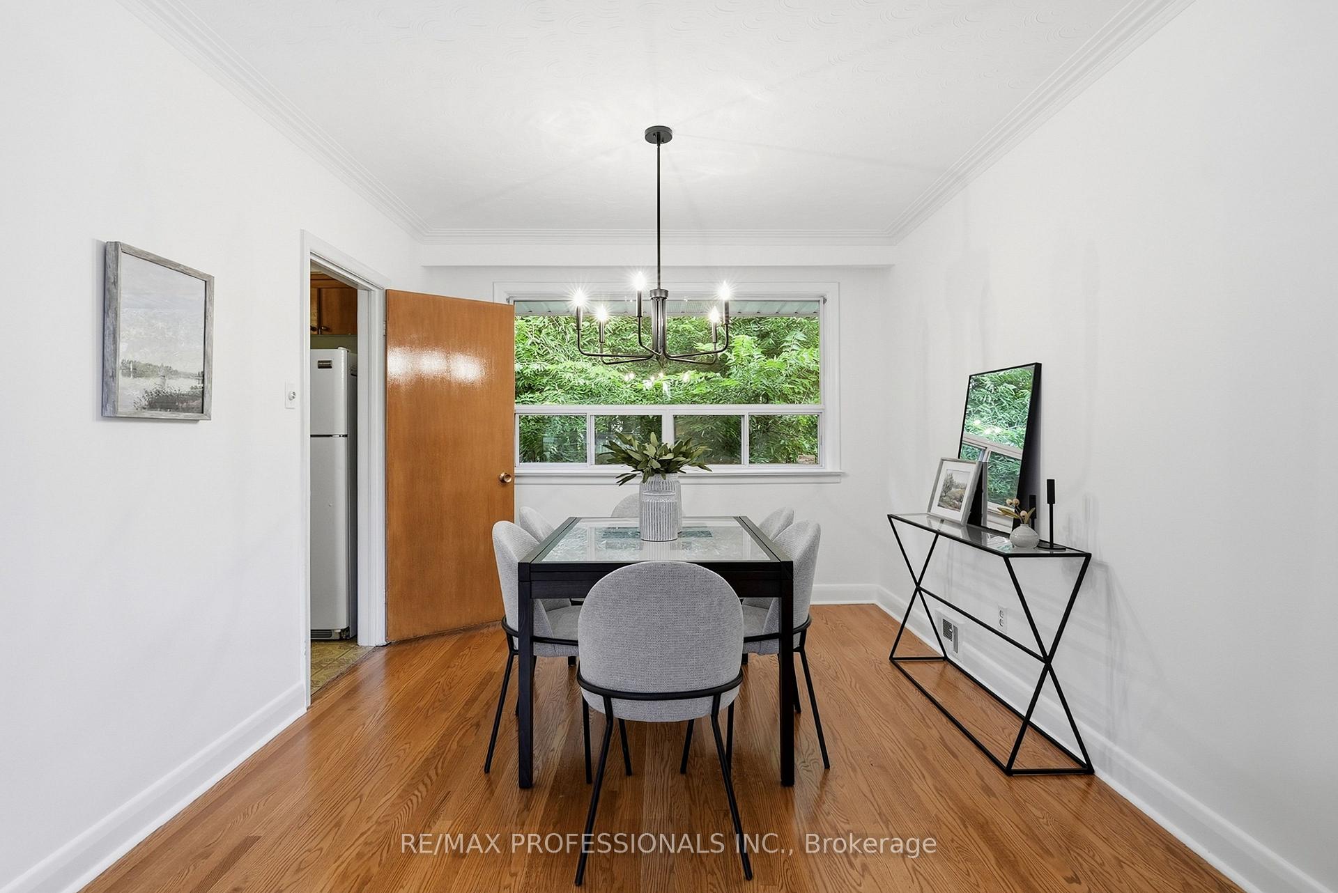Photo 12 of 45 Fernalroy Boulevard, Etobicoke, Stonegate-Queensway — HOMEH