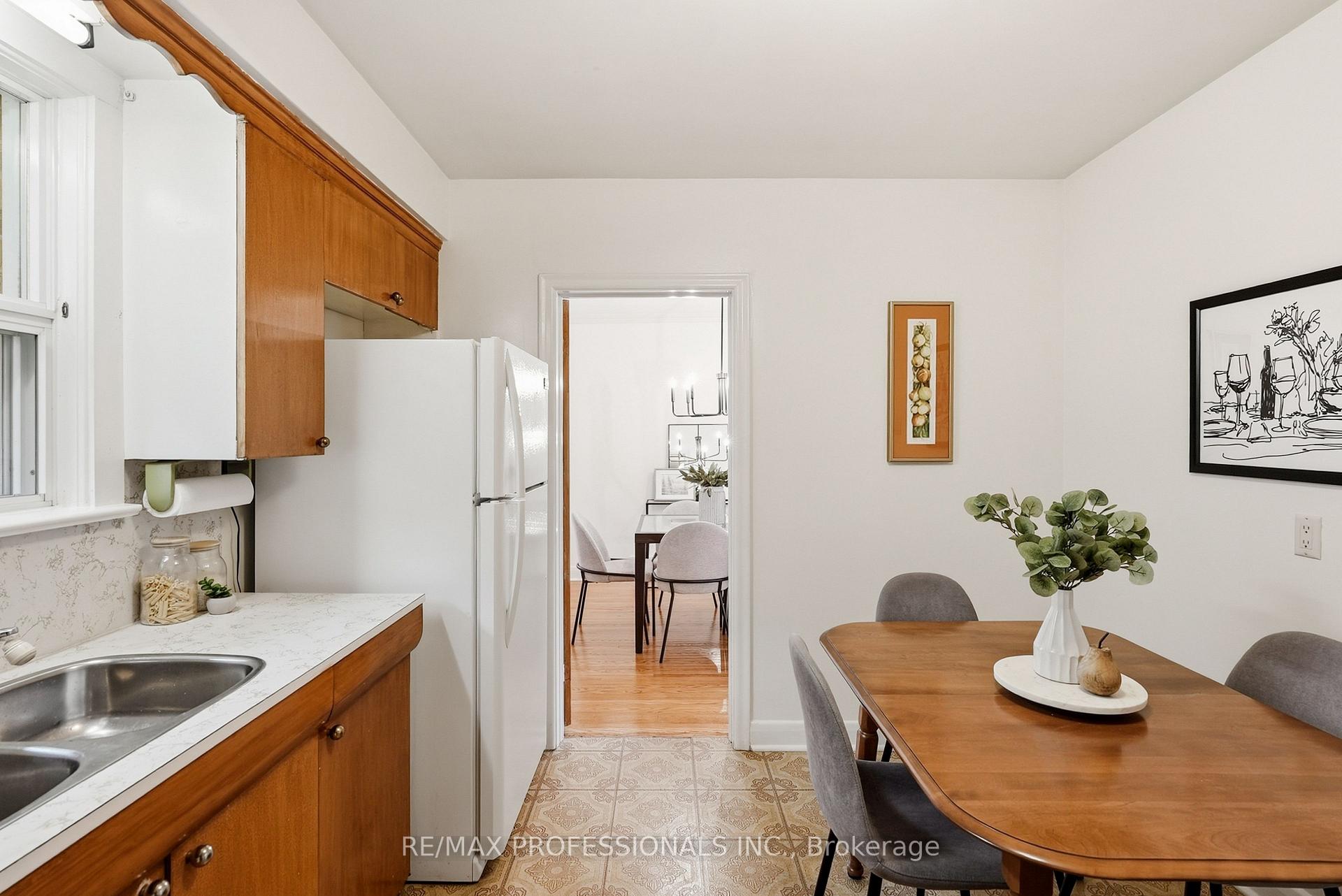 Photo 14 of 45 Fernalroy Boulevard, Etobicoke, Stonegate-Queensway — HOMEH