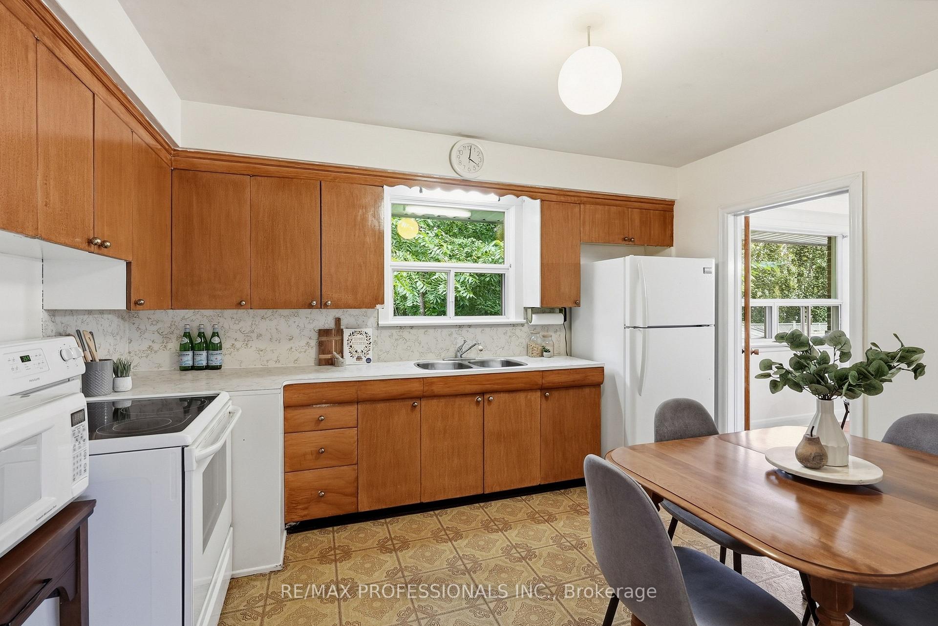 Photo 16 of 45 Fernalroy Boulevard, Etobicoke, Stonegate-Queensway — HOMEH