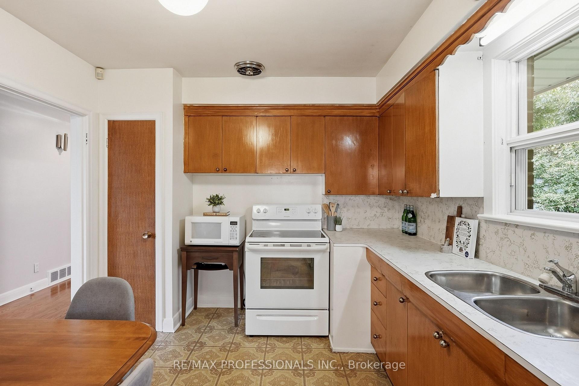 Photo 17 of 45 Fernalroy Boulevard, Etobicoke, Stonegate-Queensway — HOMEH