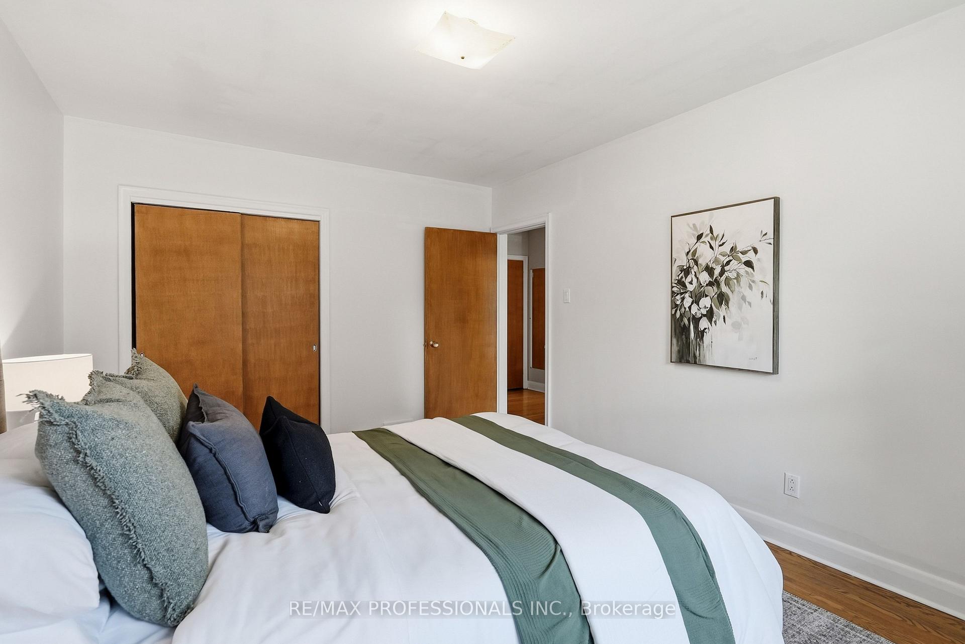 Photo 21 of 45 Fernalroy Boulevard, Etobicoke, Stonegate-Queensway — HOMEH