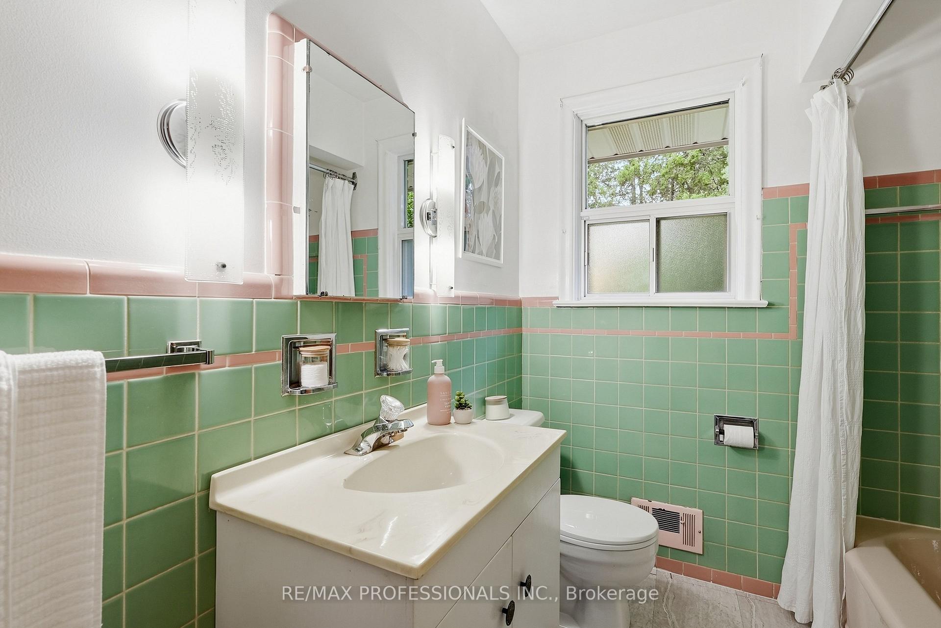 Photo 26 of 45 Fernalroy Boulevard, Etobicoke, Stonegate-Queensway — HOMEH
