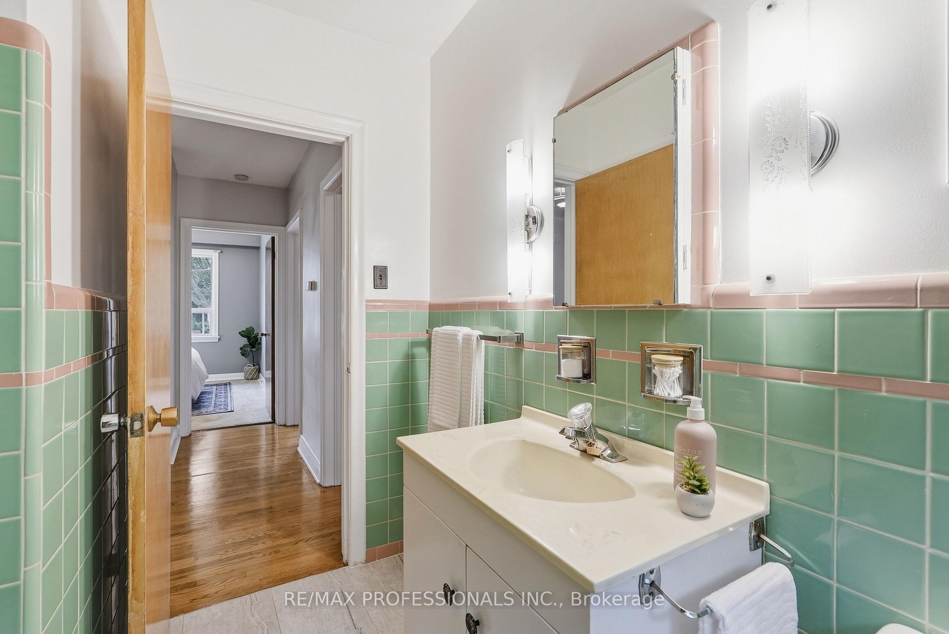 Photo 27 of 45 Fernalroy Boulevard, Etobicoke, Stonegate-Queensway — HOMEH