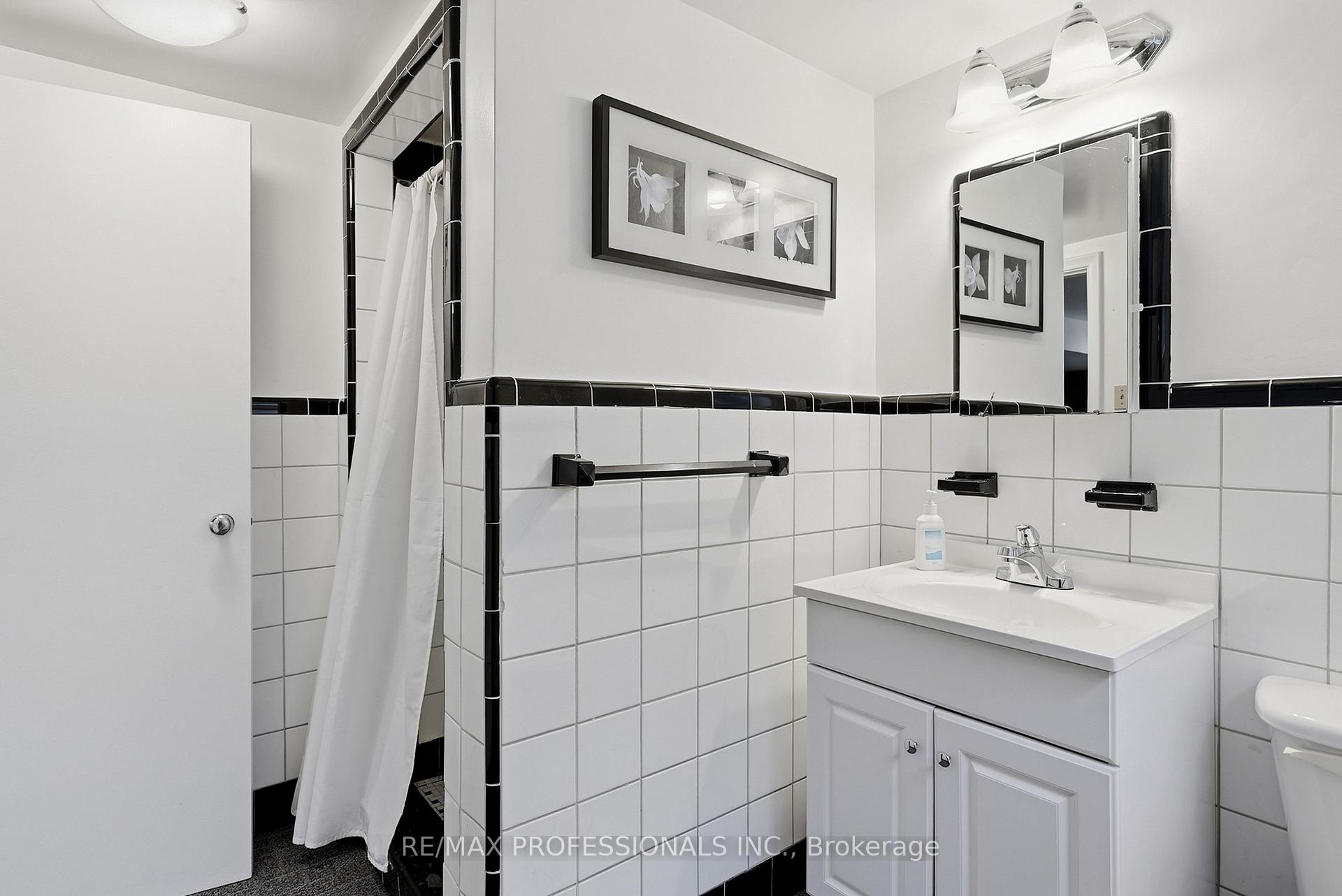 Photo 38 of 45 Fernalroy Boulevard, Etobicoke, Stonegate-Queensway — HOMEH