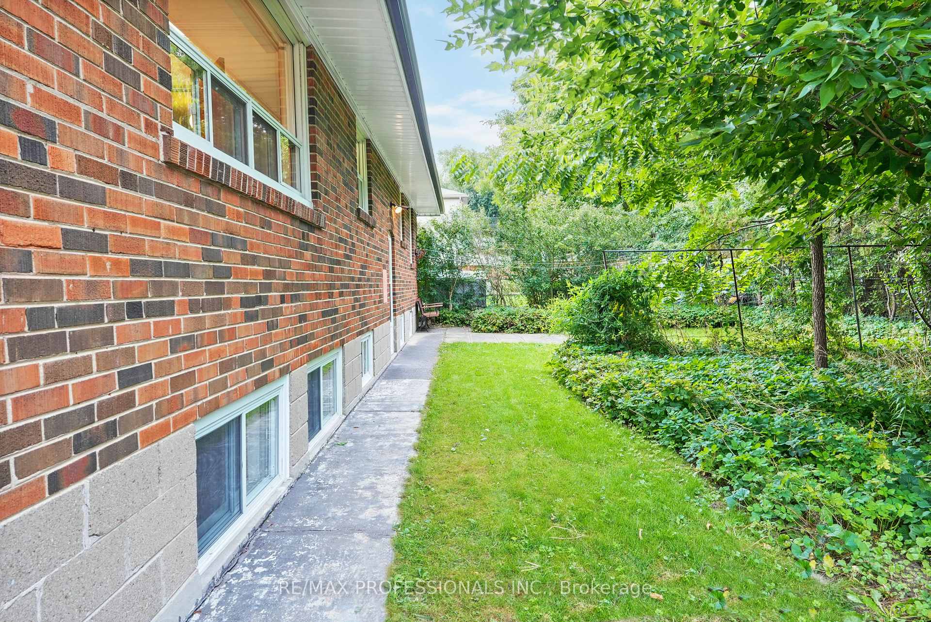 Photo 41 of 45 Fernalroy Boulevard, Etobicoke, Stonegate-Queensway — HOMEH