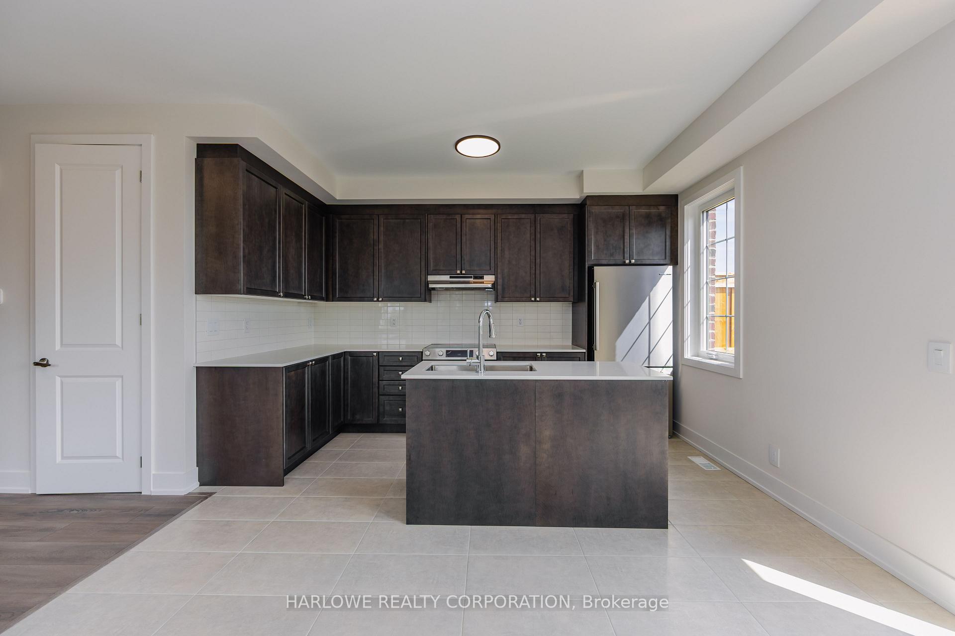 Photo of 332 Waterhouse Crescent N