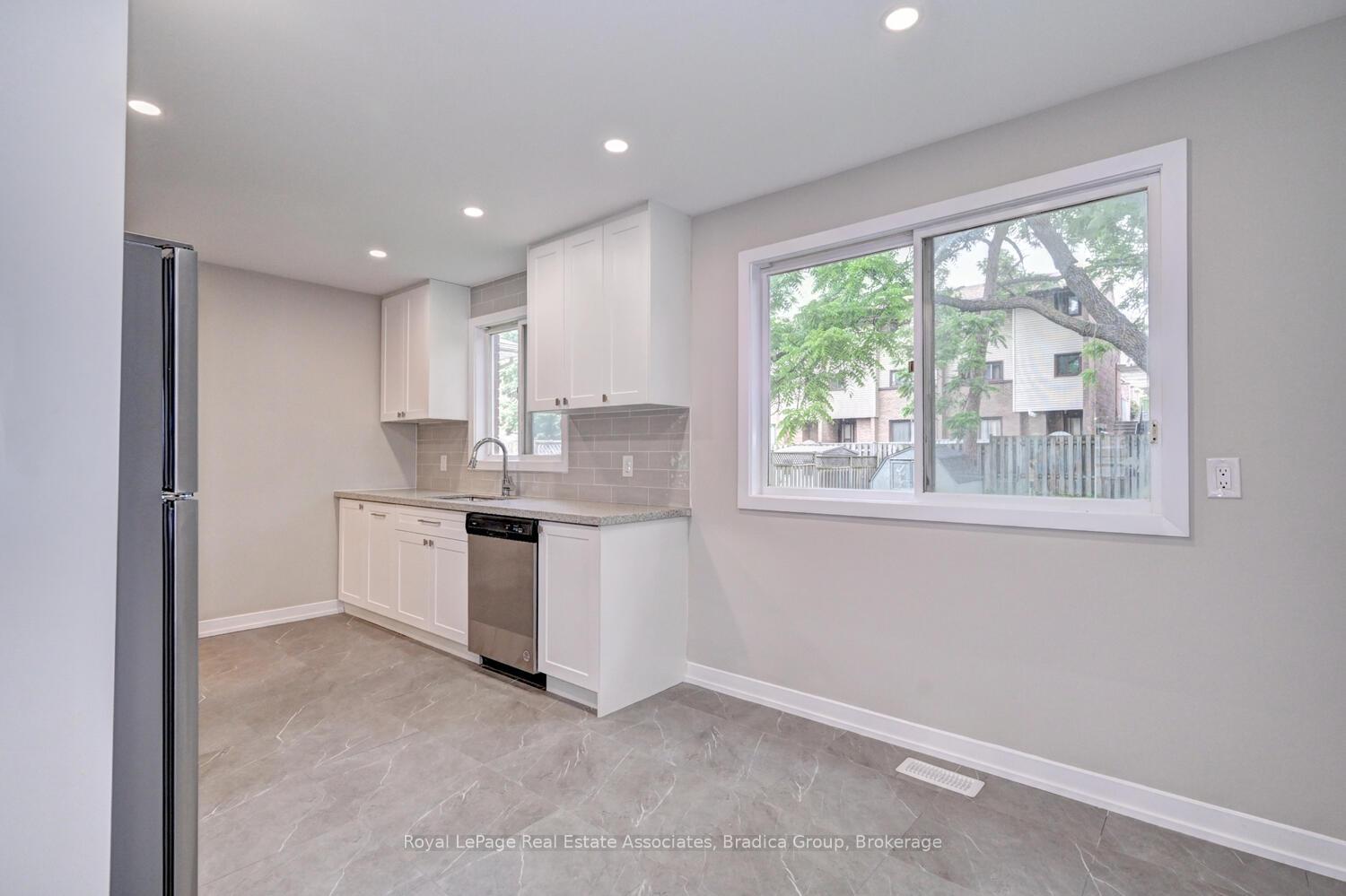 Photo 5 of 110 Conway Drive, Kitchener, Stanley Park — HOMEH