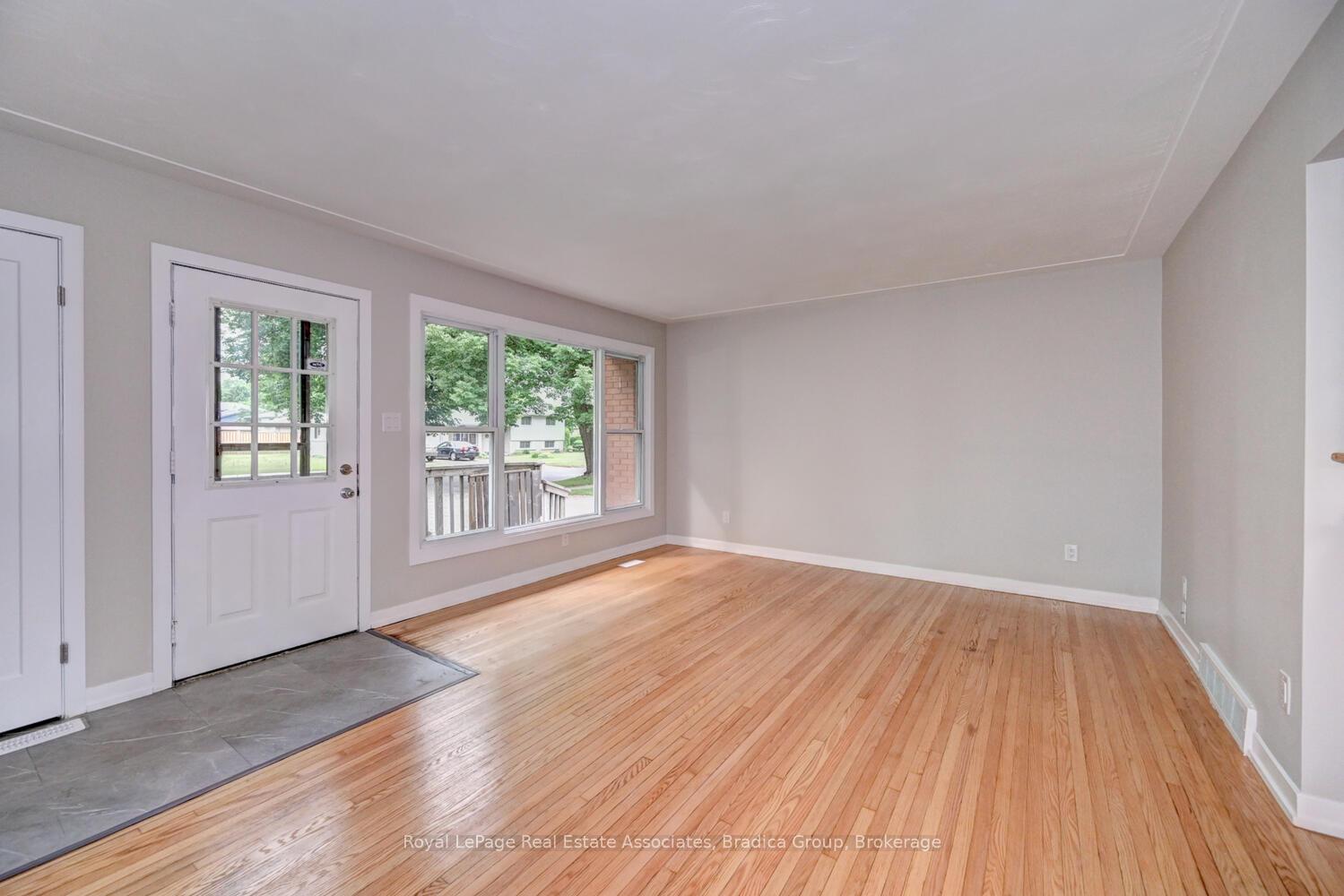 Photo 12 of 110 Conway Drive, Kitchener, Stanley Park — HOMEH