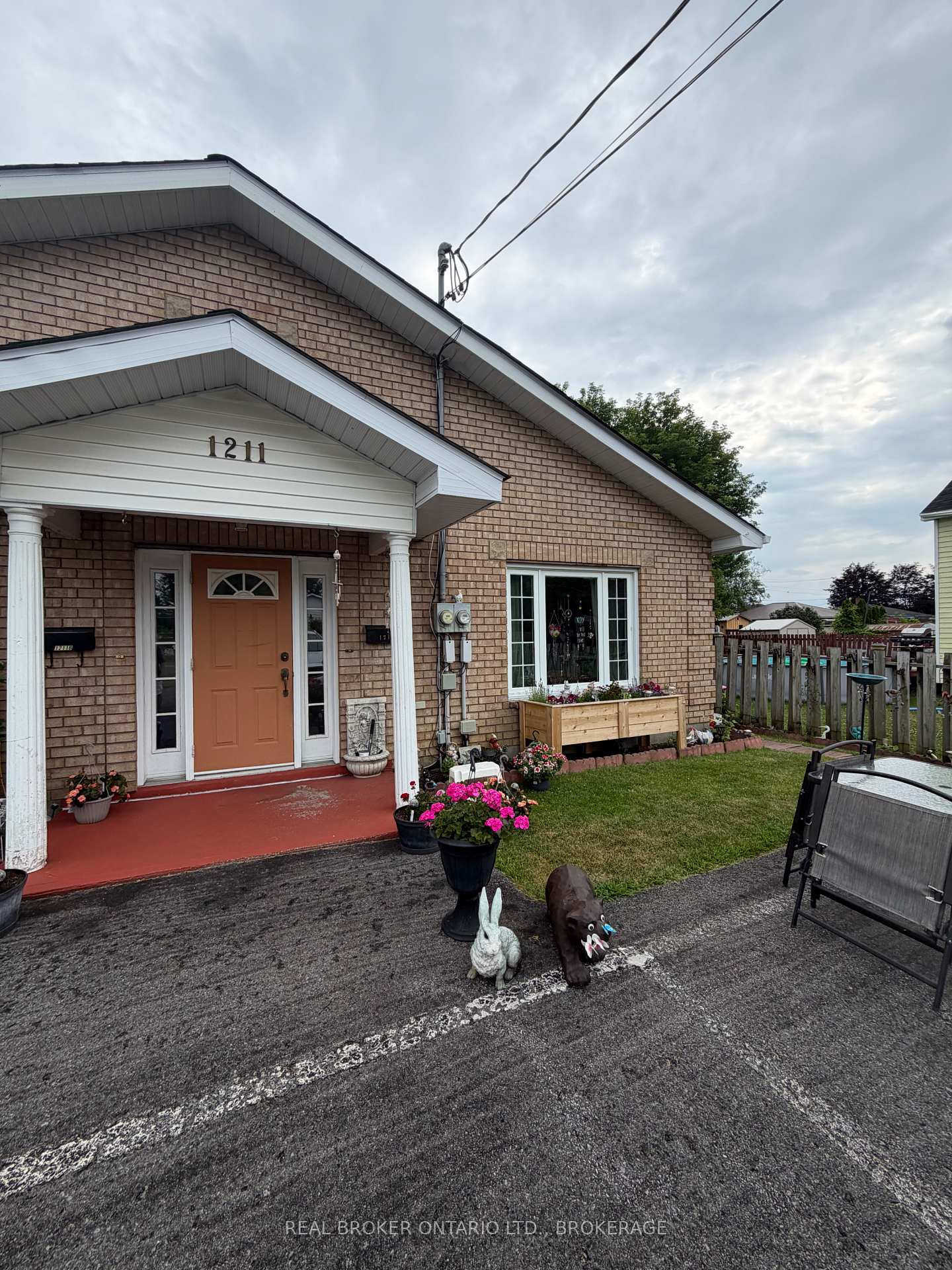 Photo 2 of 1211A-1211B Notre Dame Street, Cornwall, Cornwall — HOMEH