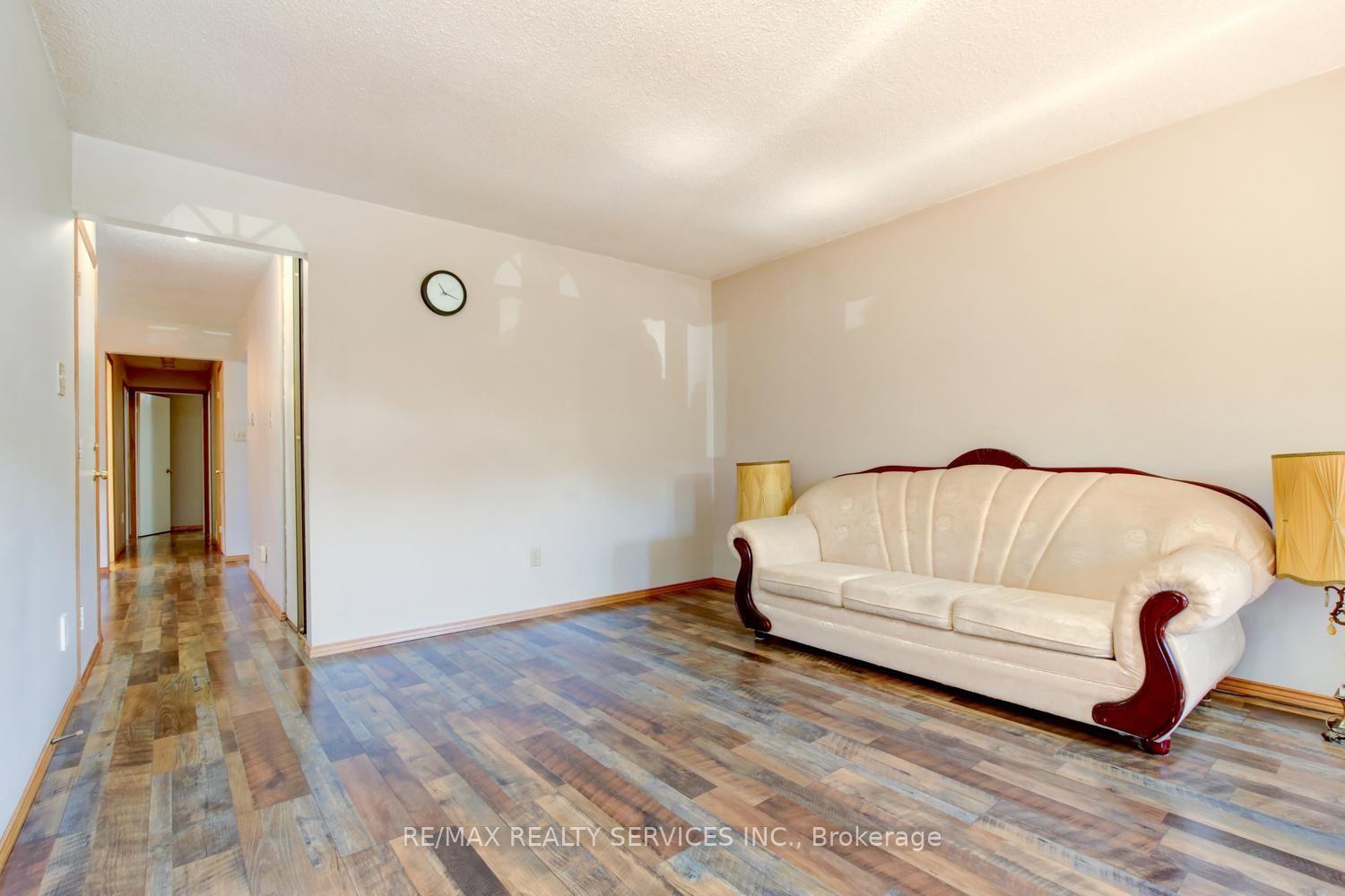 Photo 4 of 41 Greenleaf Crescent, Brampton, Brampton West — HOMEH