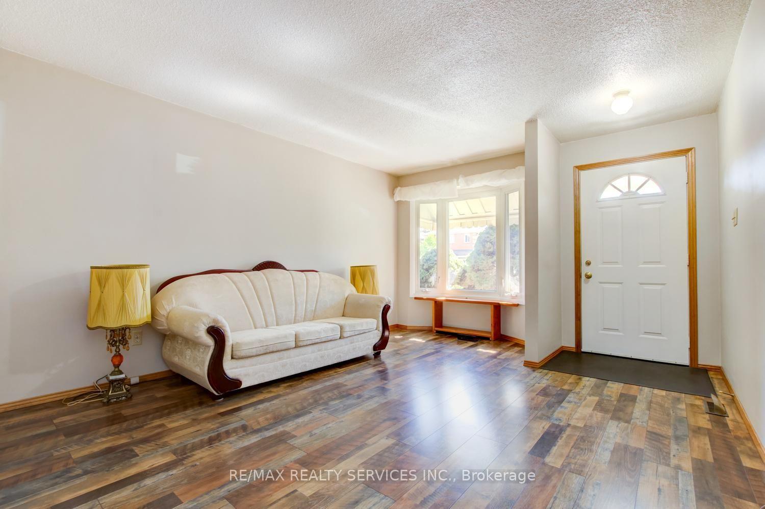 Photo 5 of 41 Greenleaf Crescent, Brampton, Brampton West — HOMEH