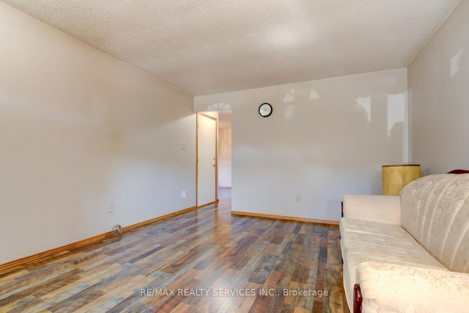 Photo 7 of 41 Greenleaf Crescent, Brampton, Brampton West — HOMEH