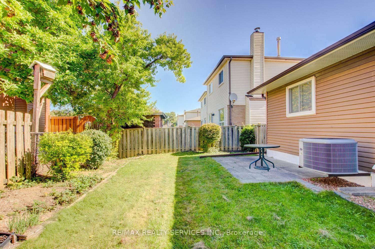 Photo 36 of 41 Greenleaf Crescent, Brampton, Brampton West — HOMEH