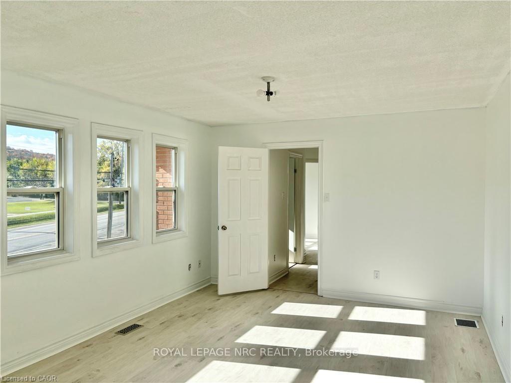 Photo 13 of Unit A, 299 Main Street, Grimsby, Grimsby East — HOMEH