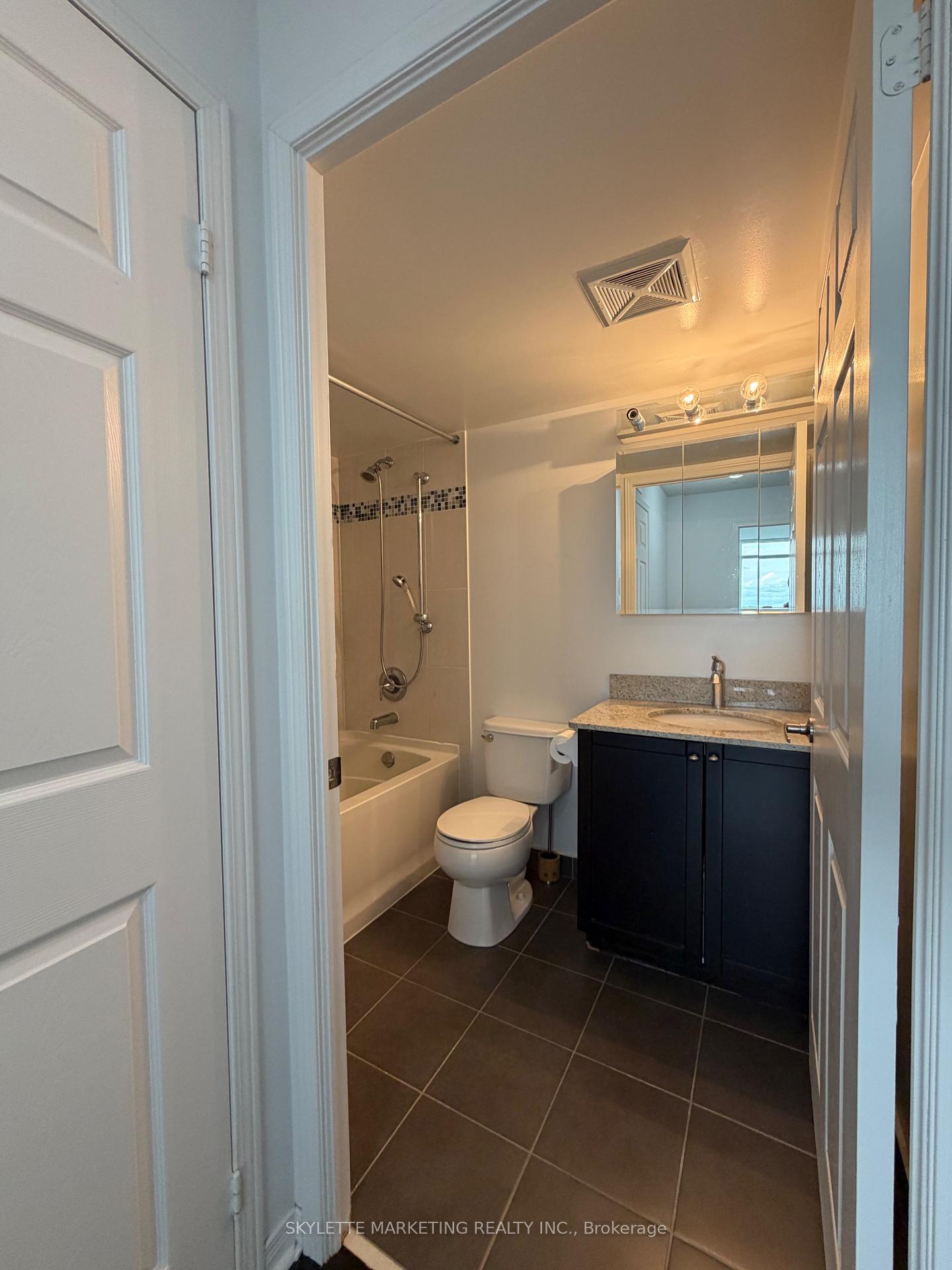 Photo 19 of Unit Ph13, 75 King William Crescent, Richmond Hill, Langstaff — HOMEH